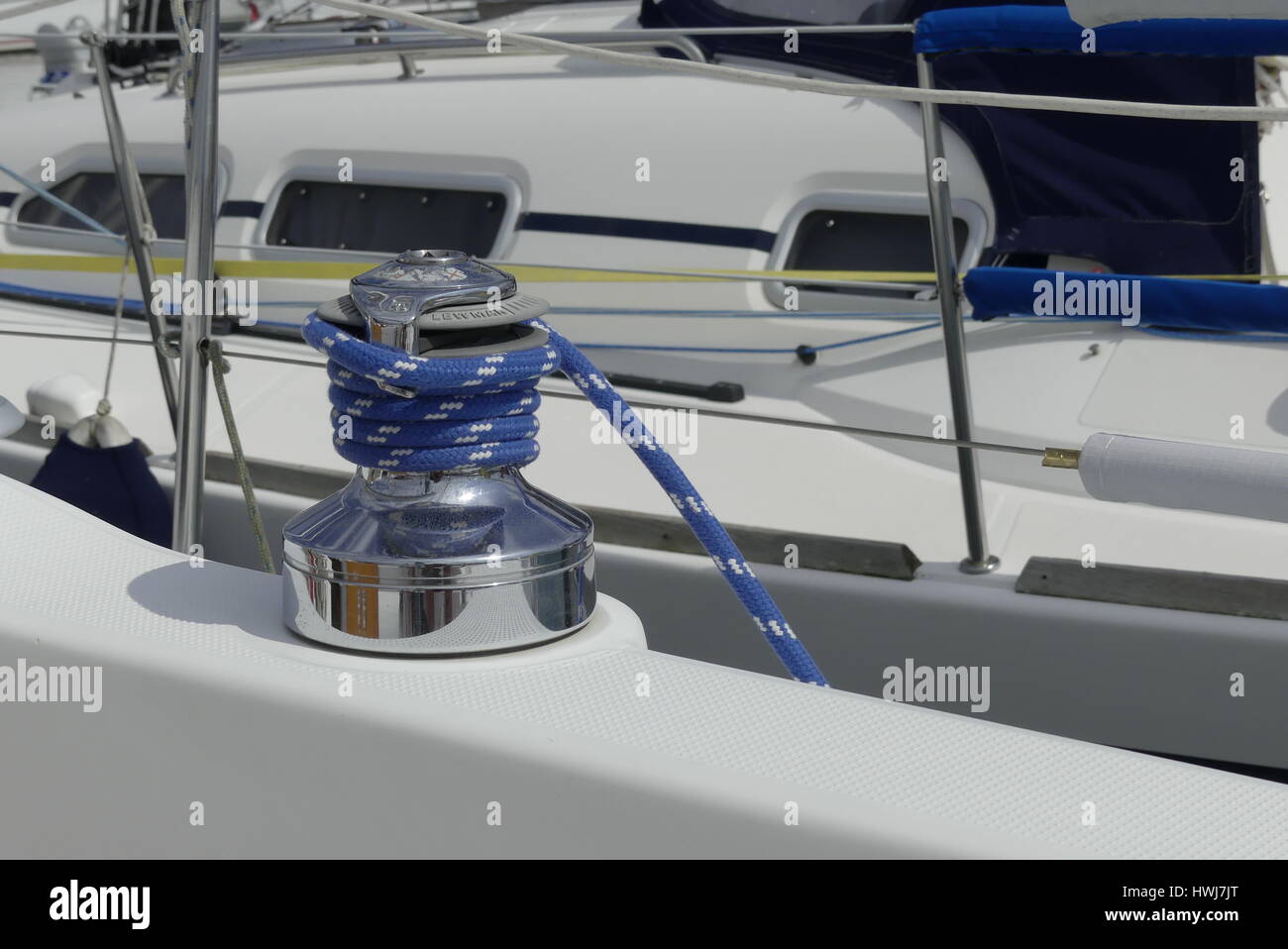 Détails de gênes bleu sur feuille treuil self-tailing sur bateau à voile racer, concept nautique Banque D'Images