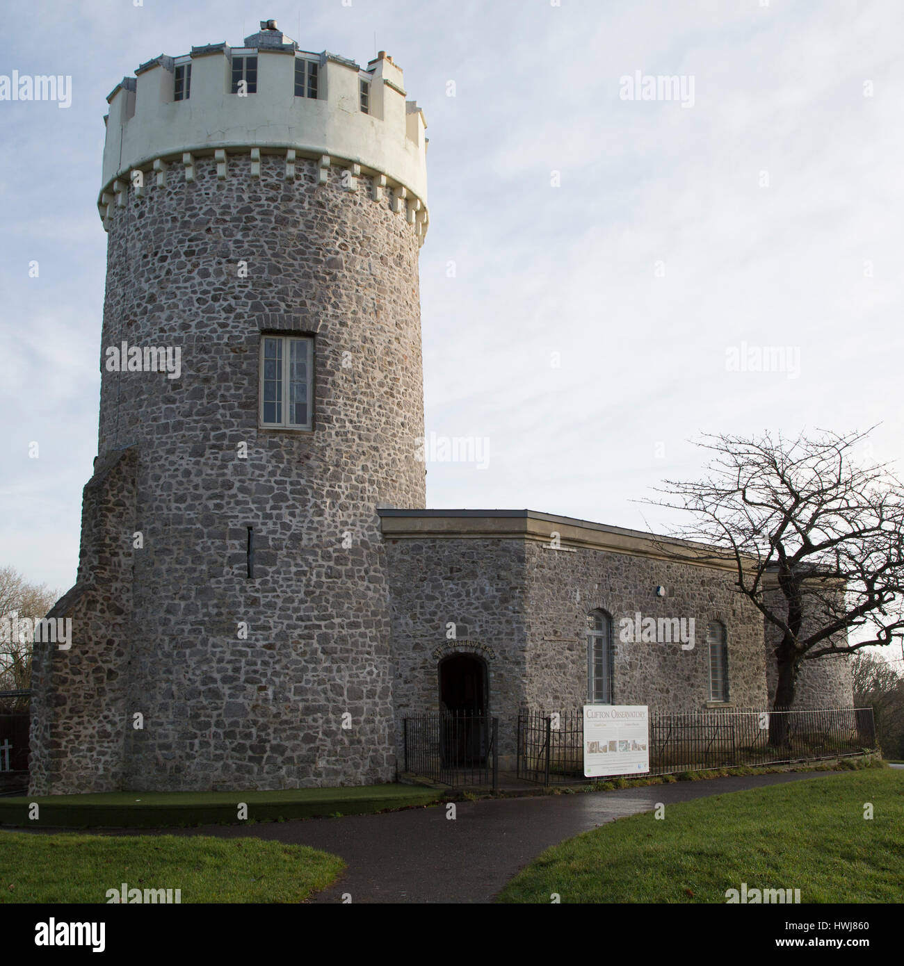 Observatoire de Clifton, donnant sur la Gorge d'Avon, à Bristol, Angleterre. Le bâtiment a été construit comme un moulin et accueille maintenant une caméra obscura. Banque D'Images