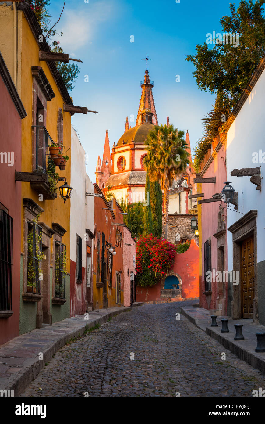 Scène pittoresque dans le centre historique de San Miguel de Allende, Mexique ------ San Miguel de Allende est une ville et une municipalité située dans le grand ea Banque D'Images