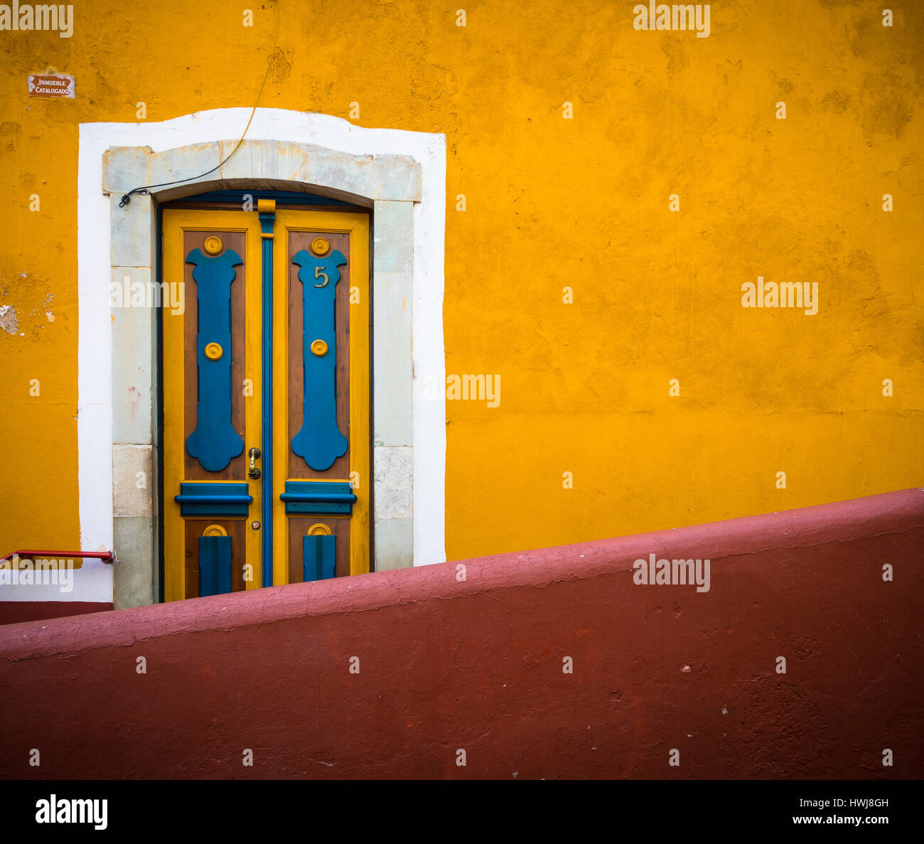 Porte bleue et jaune à Guanajuato, Mexique ------ Guanajuato est une ville et une municipalité située dans le centre du Mexique et la capitale de l'état de la même nam Banque D'Images