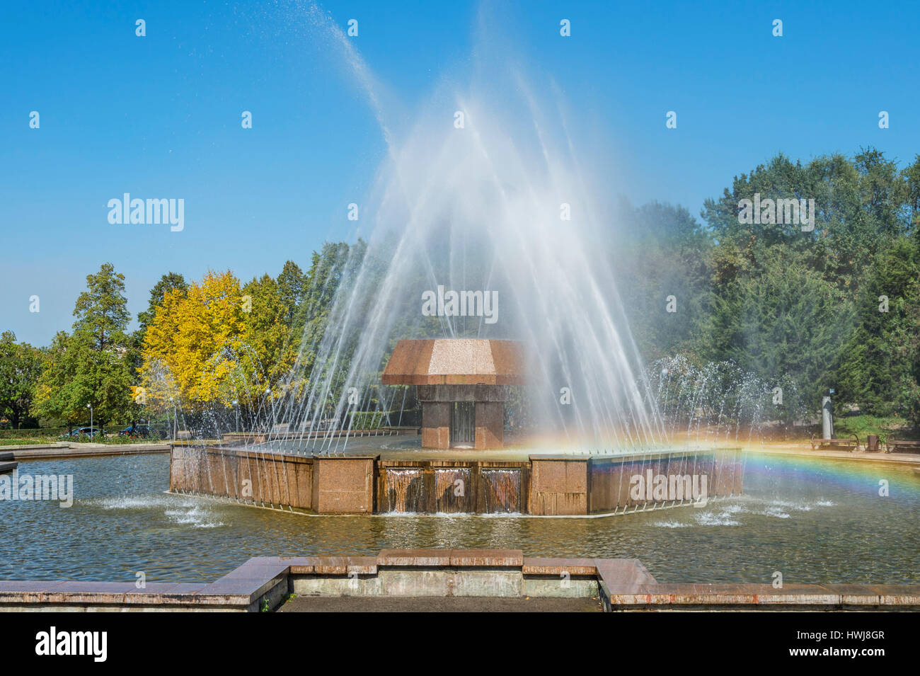 Place de la République Parc, pulvérisation d'eau de fontaine, Almaty, Kazakhstan, en Asie centrale Banque D'Images