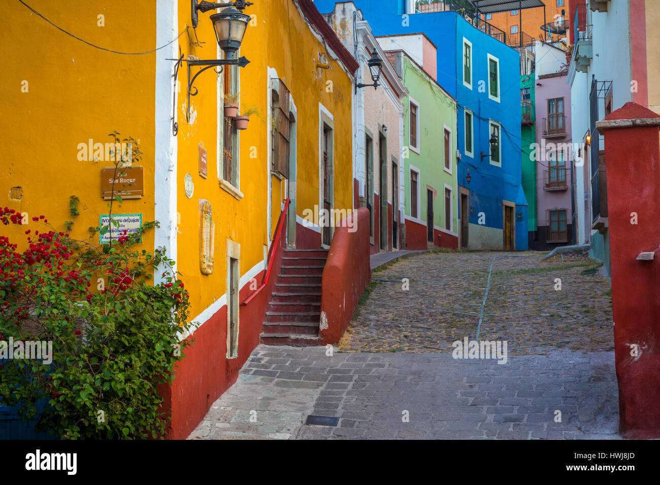 Rue colorée typique de Guanajuato, au Mexique avec ses bâtiments coloniaux espagnols. ------ Guanajuato est une ville et une municipalité située dans le centre du Mexique et Banque D'Images