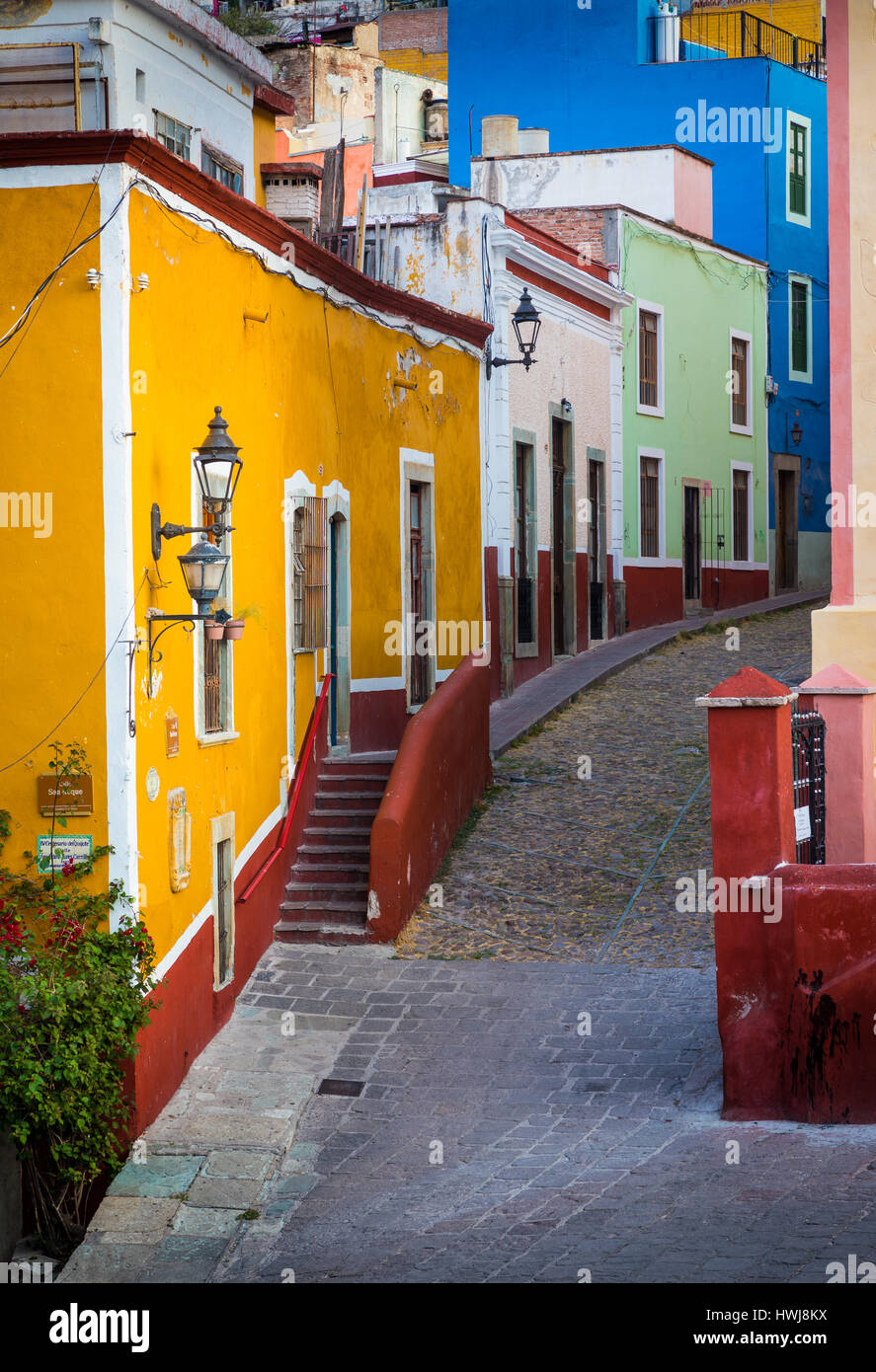 Rue colorée typique de Guanajuato, au Mexique avec ses bâtiments coloniaux espagnols. ------ Guanajuato est une ville et une municipalité située dans le centre du Mexique et Banque D'Images