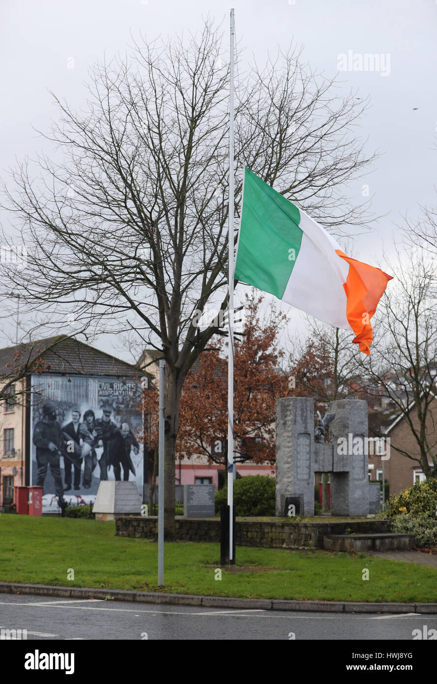 Un drapeau flotte en berne dans la zone bogside de Londonderry après la mort de l'Irlande du Nord l'ancien vice-premier ministre et ex-commandant de l'IRA Martin McGuinness, l'âge de 66 ans. Banque D'Images