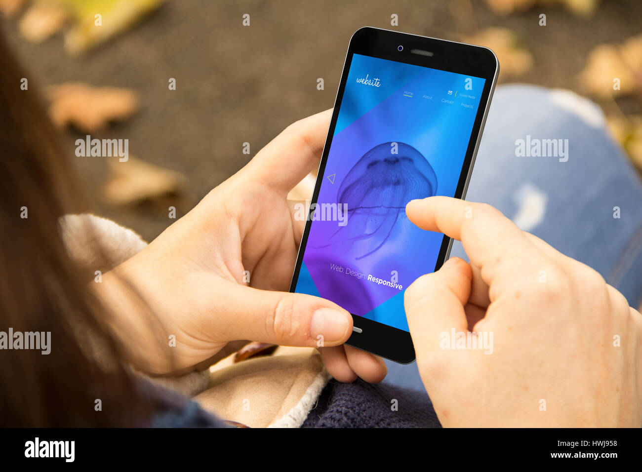 Concept design mobile : un smartphone 3D généré avec application de navigation sur l'écran. Graphiques à l'écran sont constitués. Banque D'Images