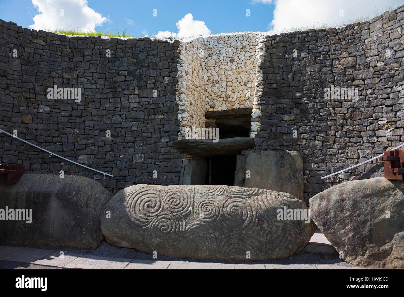 La pierre d'entrée avec l'art mégalithique, monument préhistorique, Newgrange, comté de Meath, Irlande Banque D'Images
