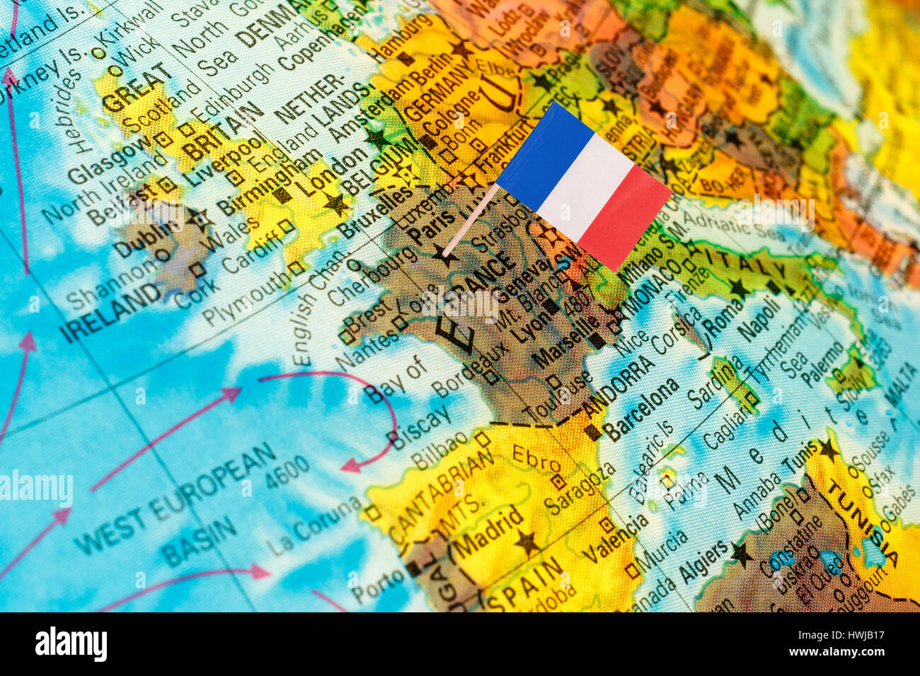 Carte avec pavillon de la France miniature .Selective focus sur le drapeau français. Éclairage rétroéclairé Banque D'Images