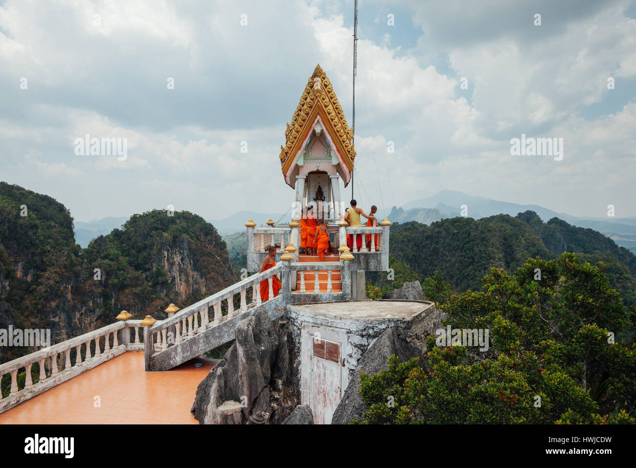 Krabi, Thaïlande - 10 Avril 2016 : les moines novices sont l'observation de la colline Tiger Cave Temple de montagne le 10 avril 2016 à Krabi, Thaïlande. Banque D'Images
