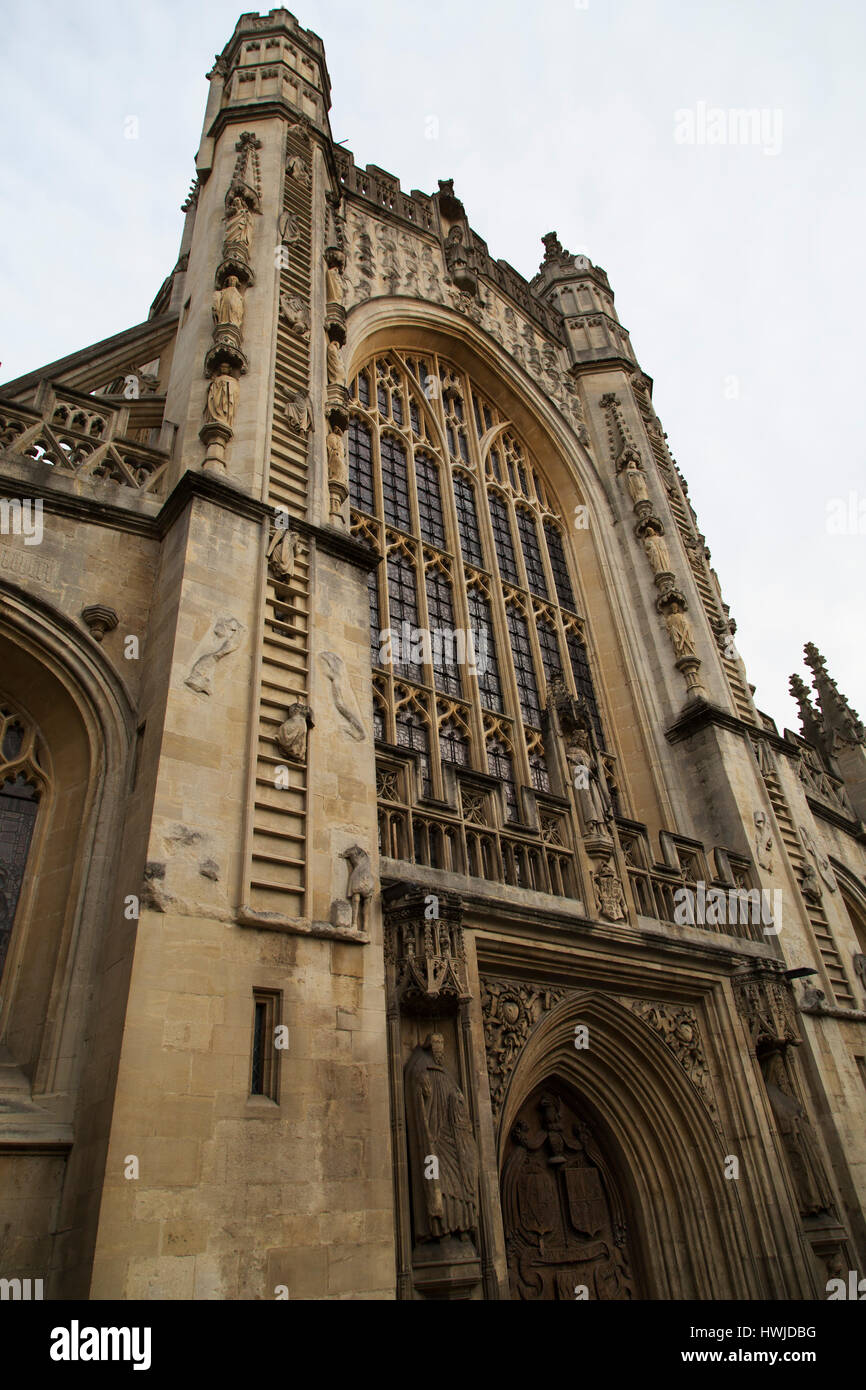 Une représentation de l'échelle de Jacob sur la façade occidentale de l'abbaye de Bath à Bath, en Angleterre. Banque D'Images