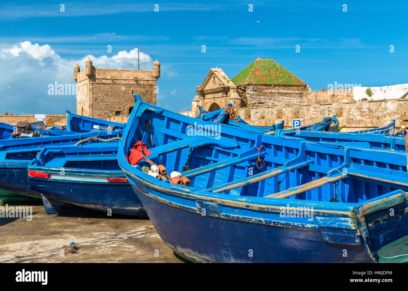 Bateaux de pêche bleu dans le port d'Essaouira, Maroc Banque D'Images