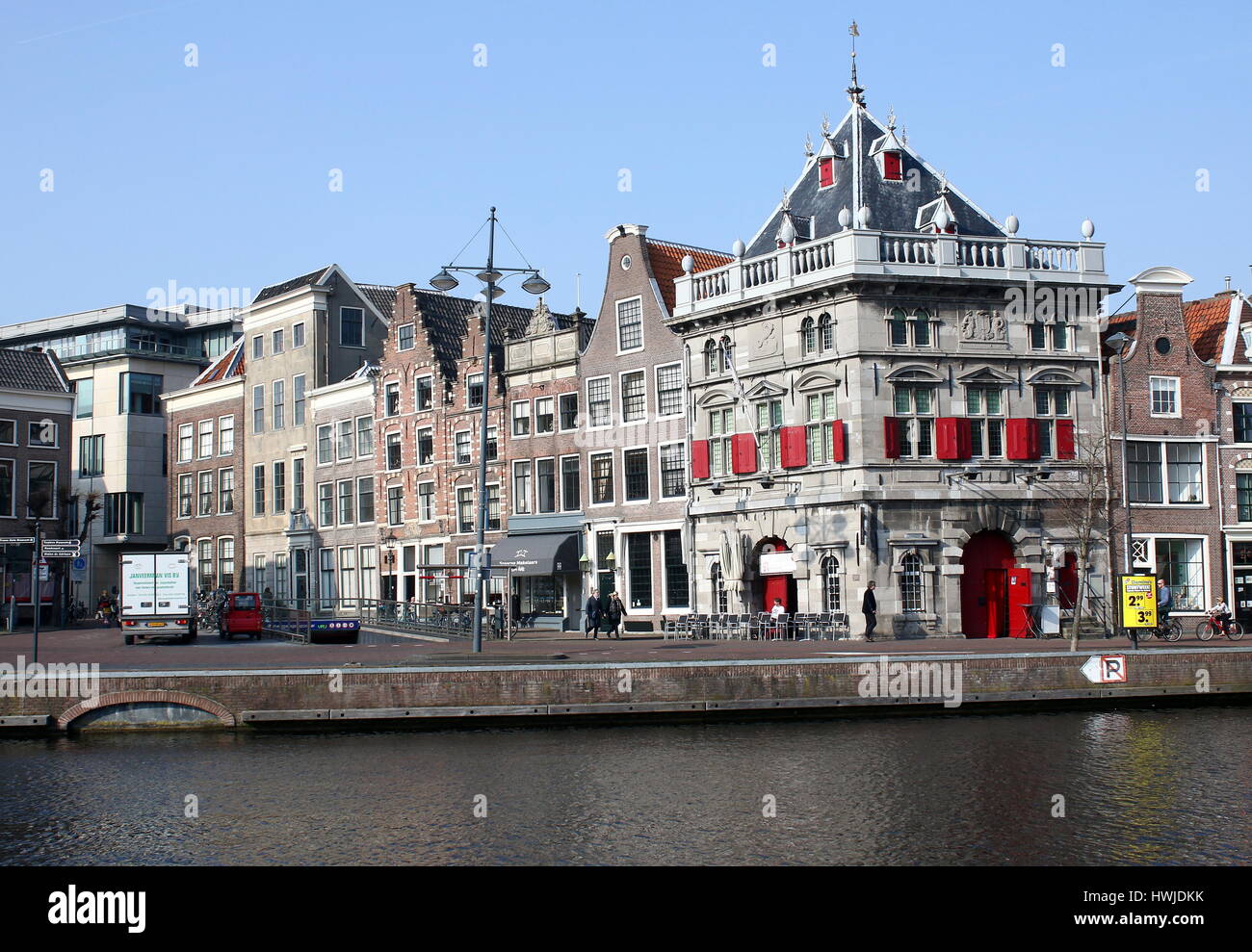 Dans la rivière Spaarne Haarlem, Pays-Bas avec De Waag, un ancien 16e siècle Balance sur la droite. Banque D'Images