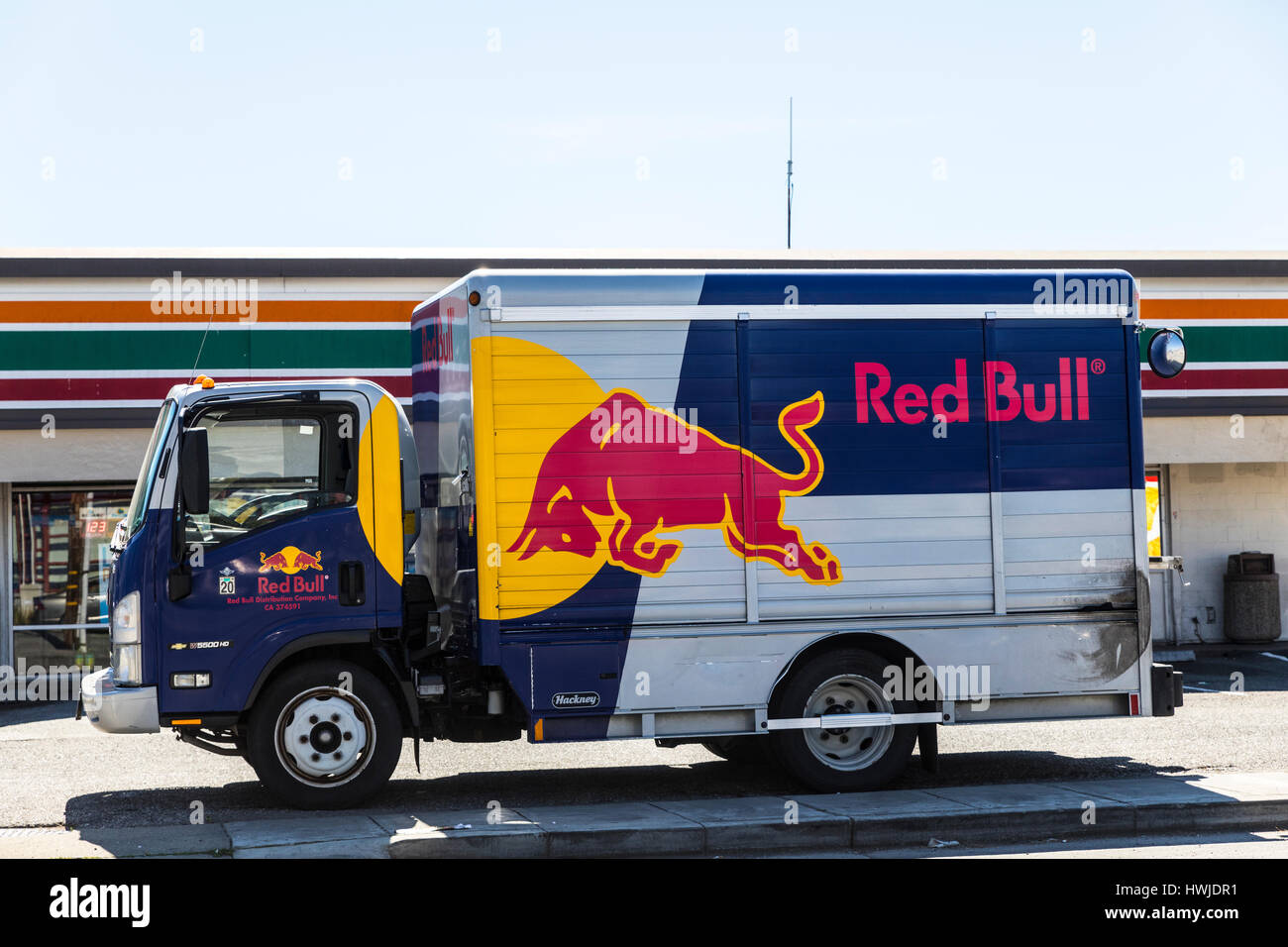 Une boisson énergisante Red Bull camion de livraison à San Leandro Californie Banque D'Images
