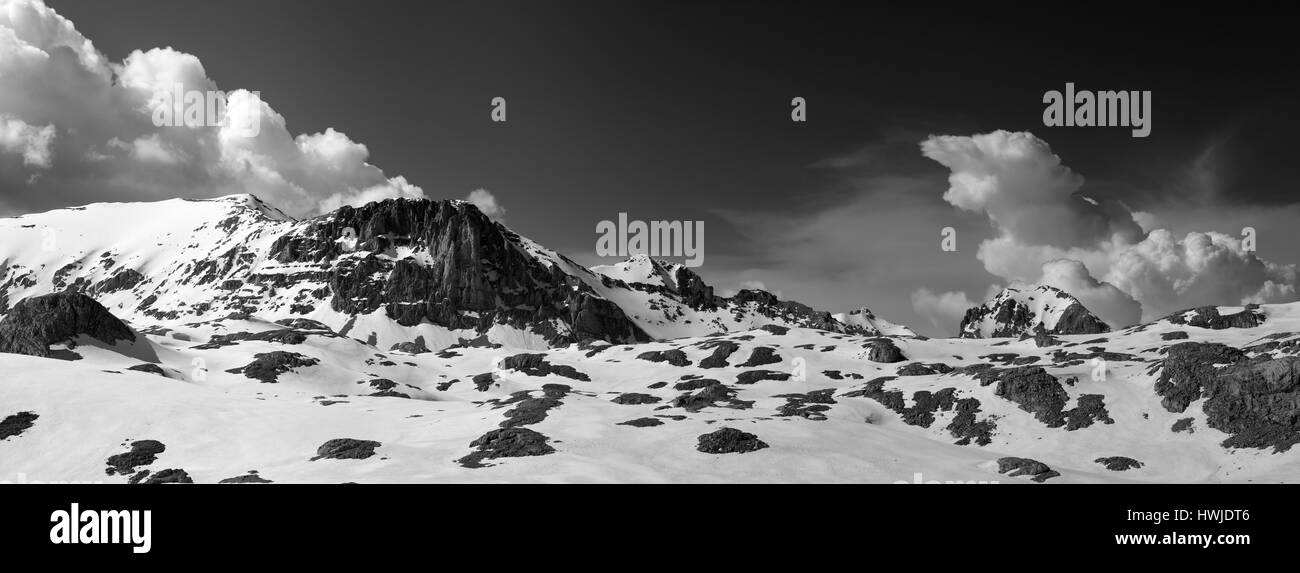 Panorama noir et blanc d'hiver enneigés des montagnes. La Turquie, Monts Taurus centrale, Aladaglar (Anti-Taurus), du plateau (Edigel Ije Goller) Banque D'Images