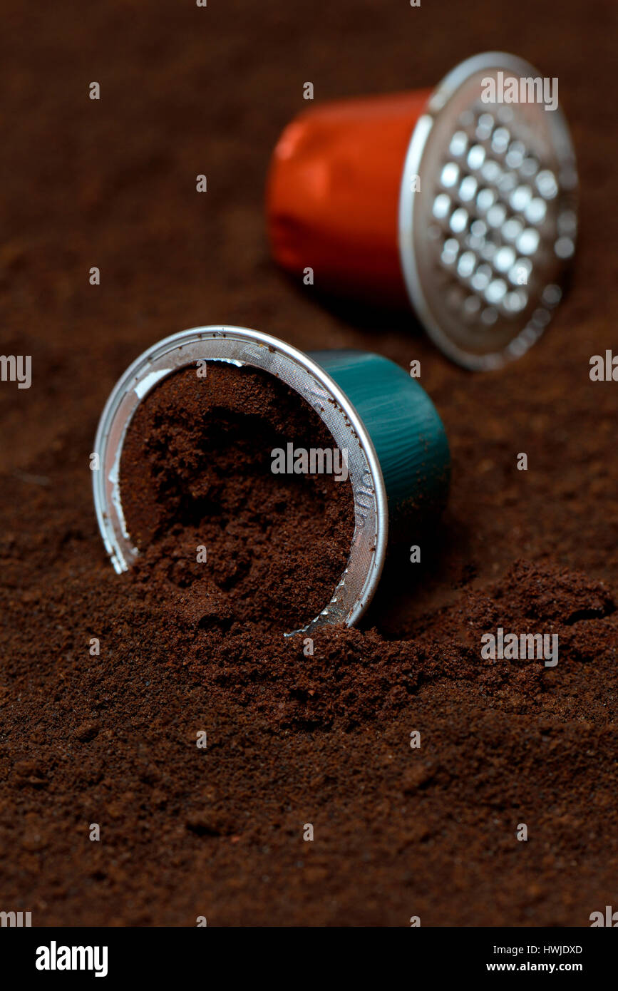 Geoeffnete Kaffekapsel Kaffeepulver und Banque D'Images