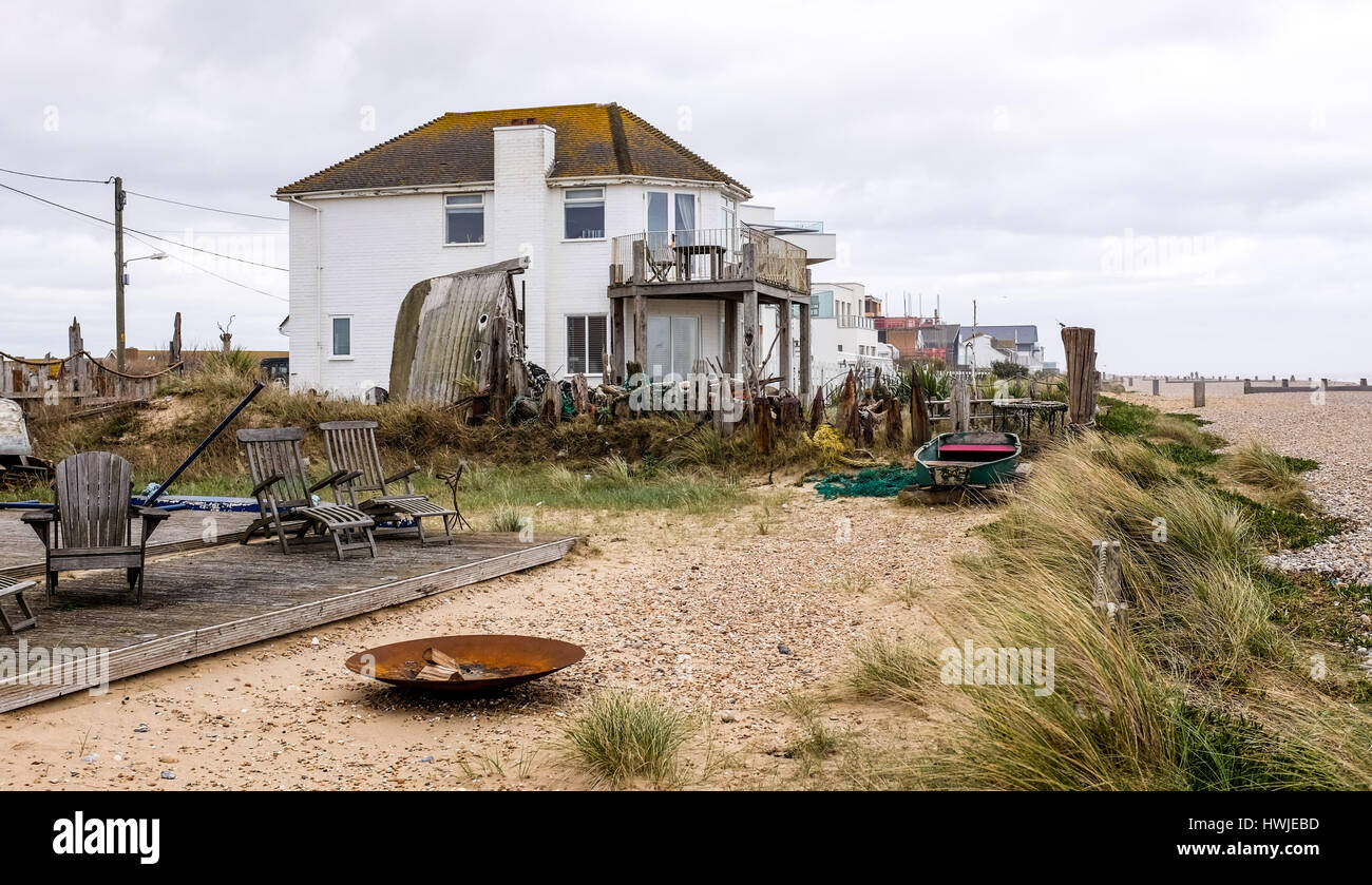 Accueil Saefront avec sculptures inhabituelles à Camber Sands East Sussex UK Banque D'Images