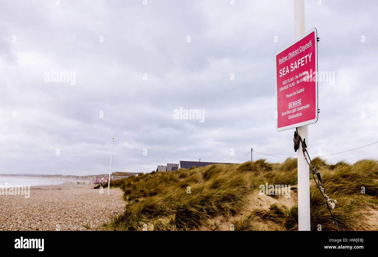 Rother District Council avis d'avertissement de sécurité en mer sable à Camber Sands East Sussex UK Banque D'Images