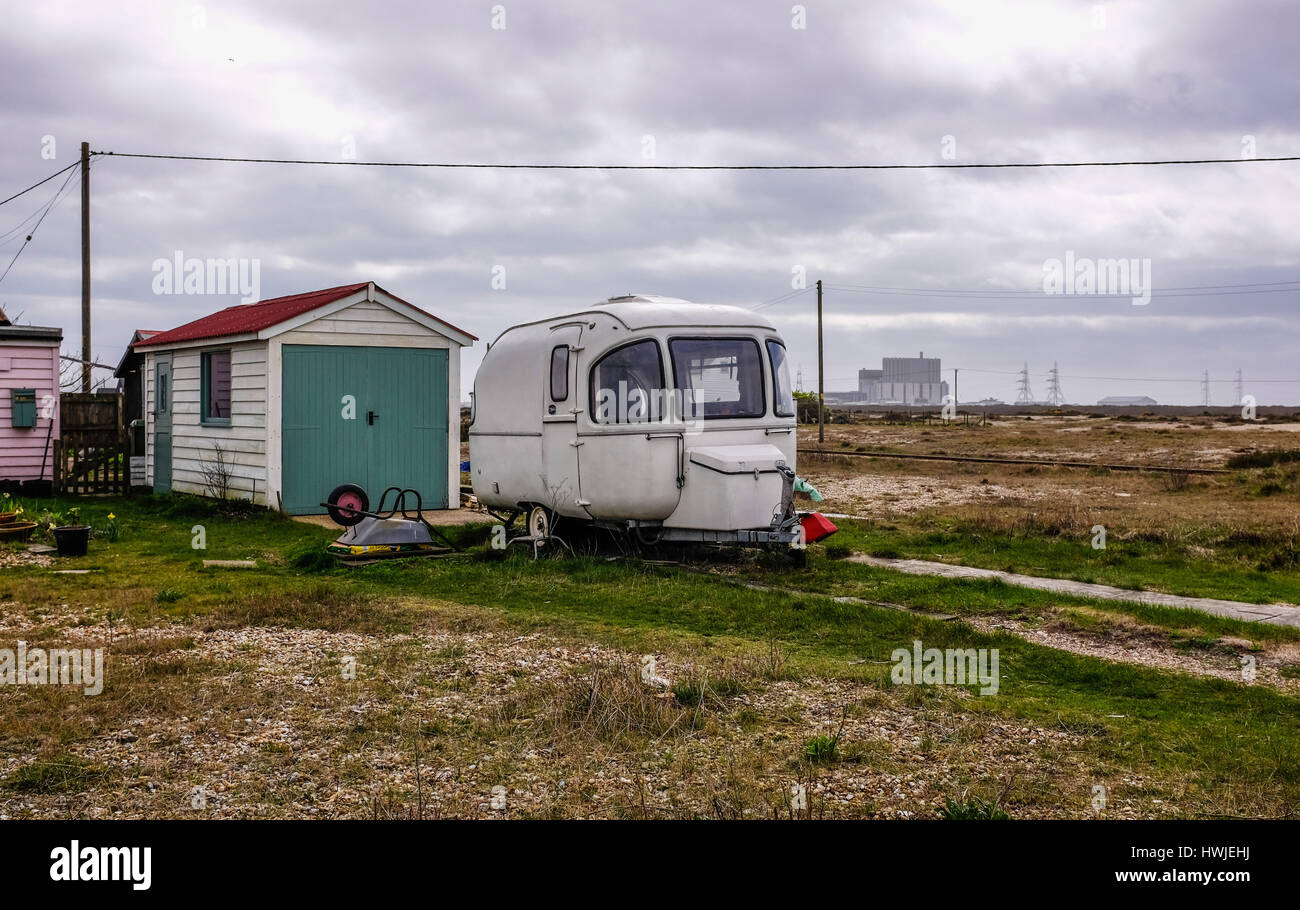 Vieille caravane et bungalow sur sombre journée à Dungeness Kent UK Photographie prise par Simon Dack Banque D'Images