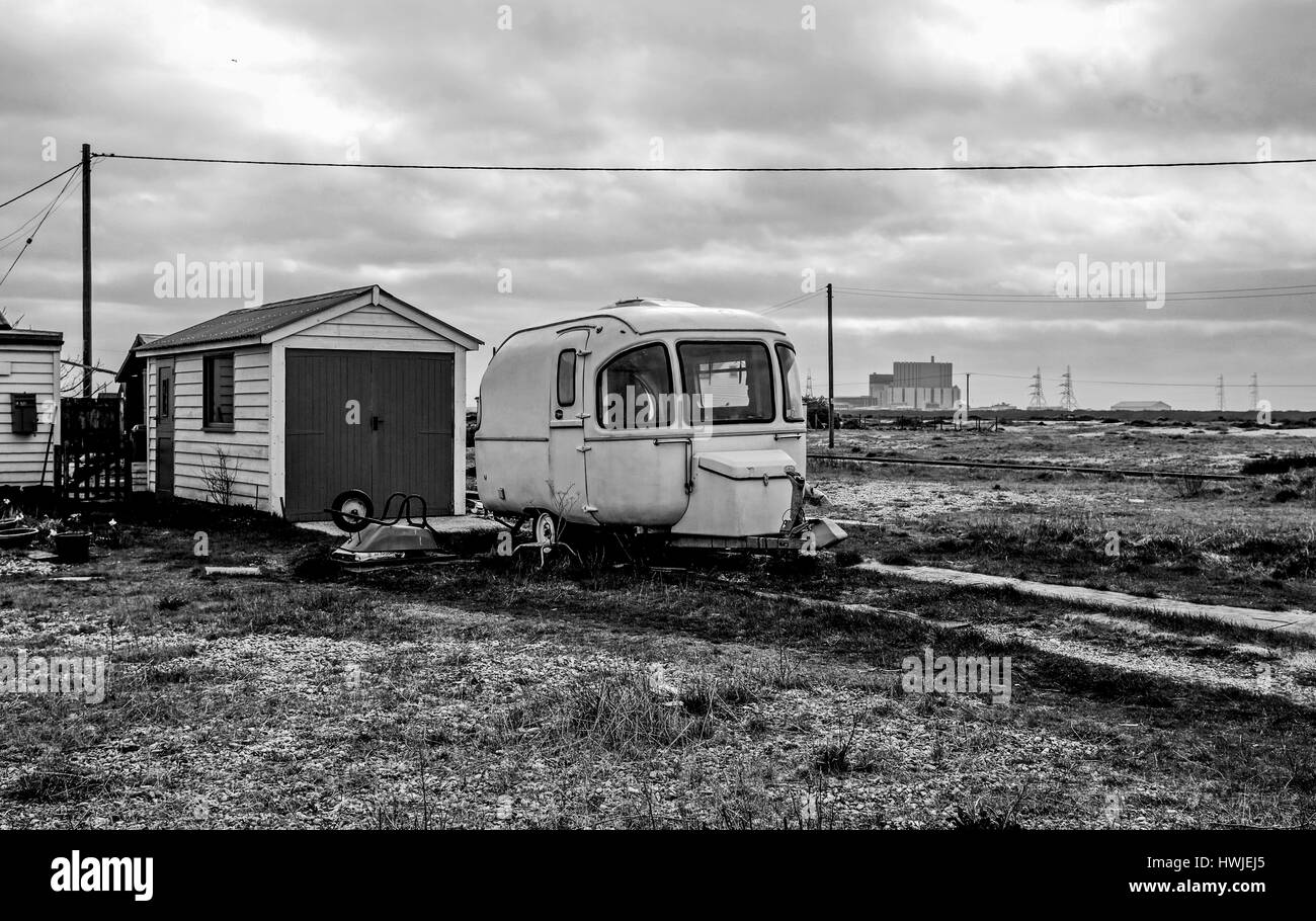 Vieille caravane et bungalow sur sombre journée à Dungeness Kent UK Photographie prise par Simon Dack Banque D'Images