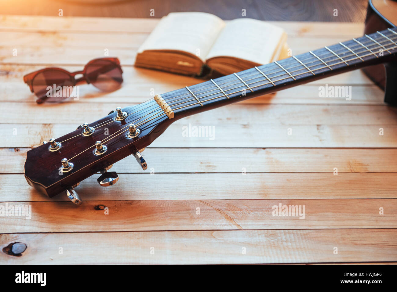 Gros plan de la tête de la guitare classique avec des lunettes et d'adresses. Banque D'Images