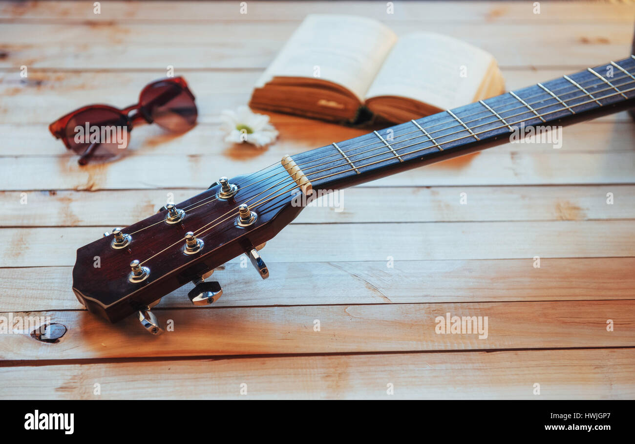 Gros plan de la tête de la guitare classique avec des lunettes et d'adresses. Banque D'Images