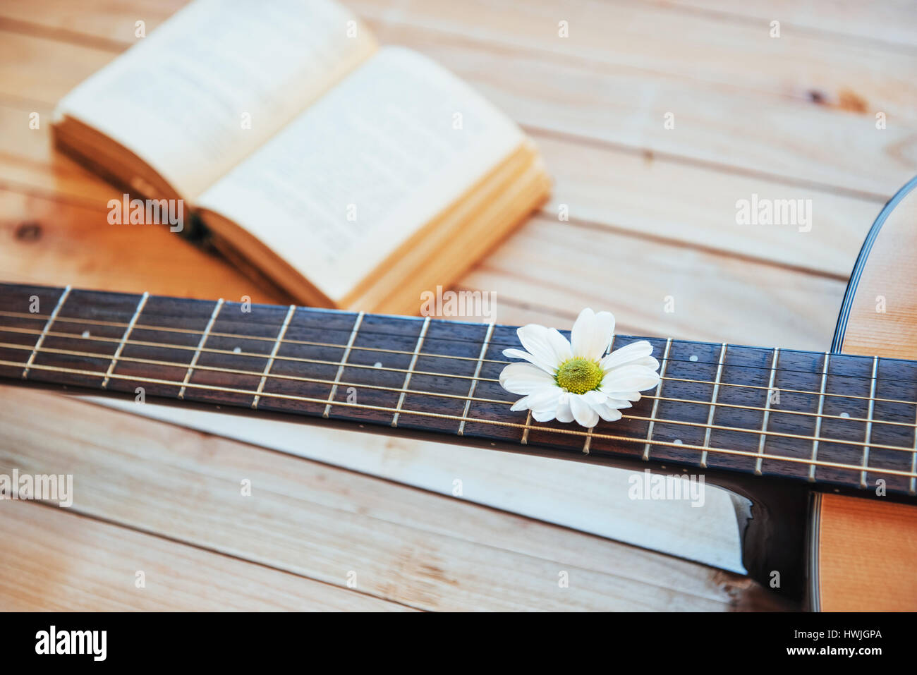 Gros plan de la tête de la guitare classique avec des lunettes et d'adresses. Banque D'Images