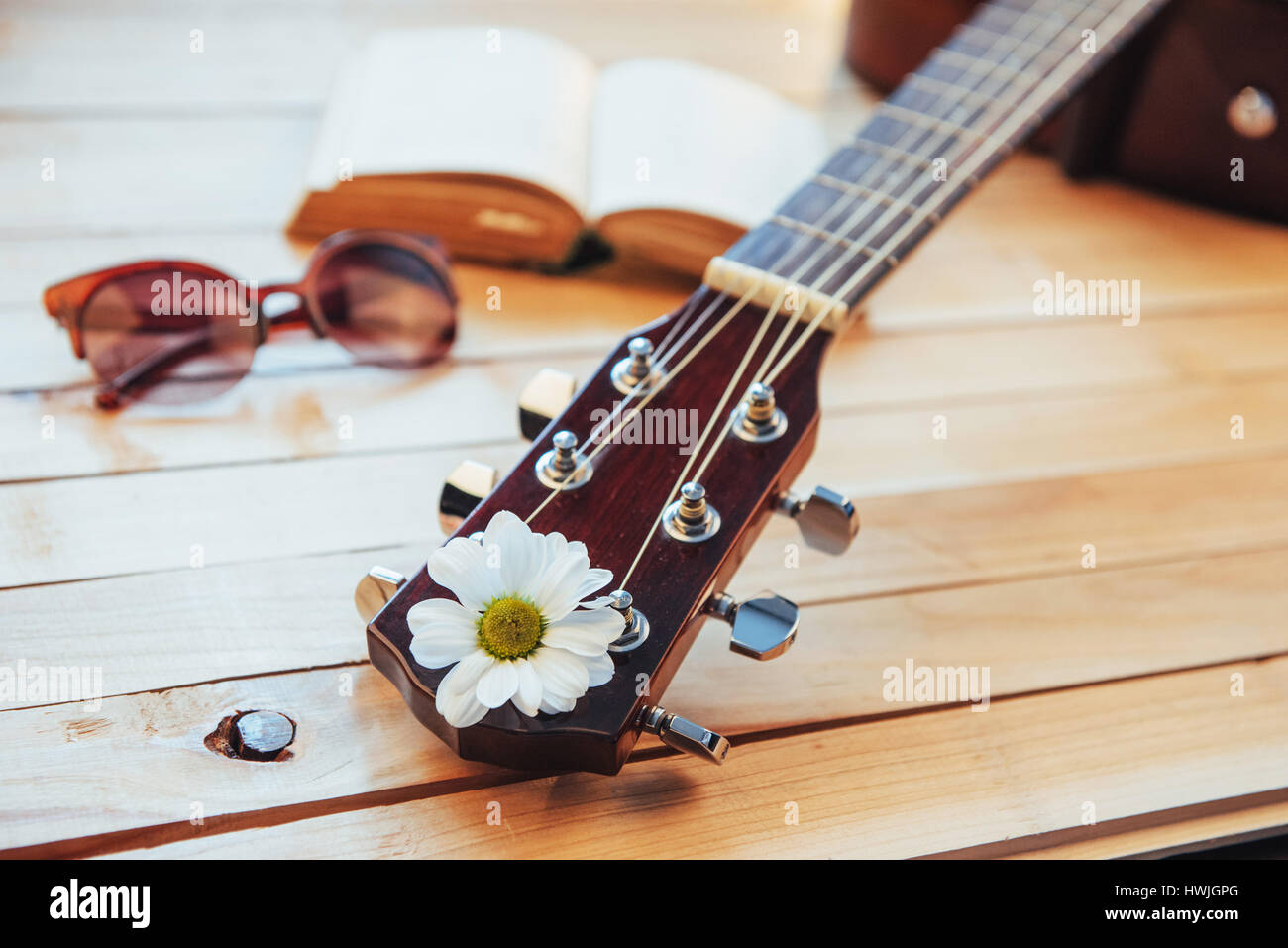 Gros plan de la tête de la guitare classique avec des lunettes et d'adresses. Banque D'Images