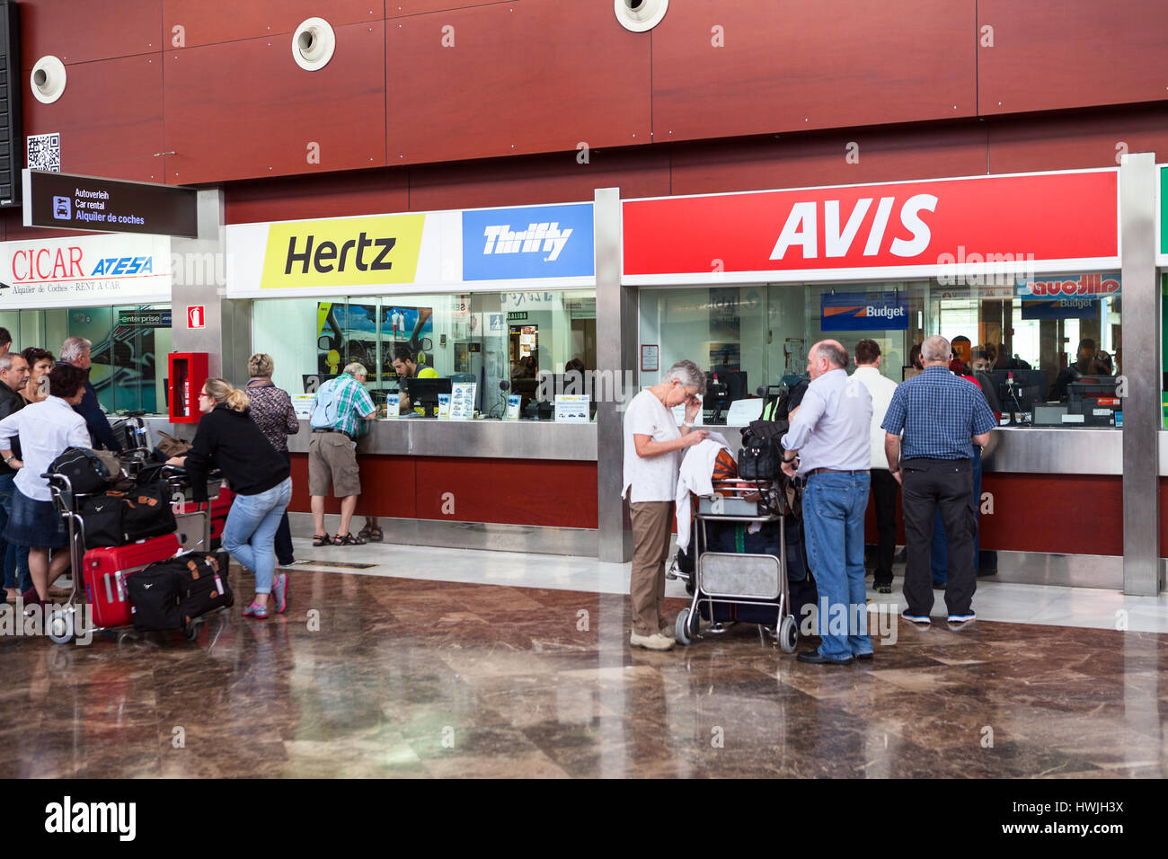 L'aéroport Reina Sofia de Ténérife, Espagne - circa 2015, DÉC : bureaux d'agences de location de voitures sont à la salle de l'aéroport international du sud de Tenerife isl Banque D'Images