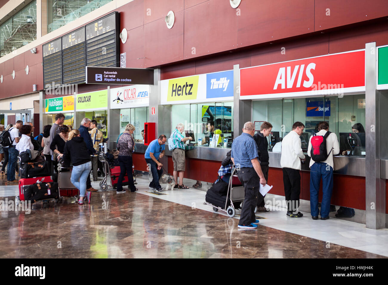 L'aéroport Reina Sofia de Ténérife, Espagne - circa 2015, DÉC : Stands d'agences de location de voitures sont à l'aéroport international du sud de l'île de Ténérife. Pass Banque D'Images