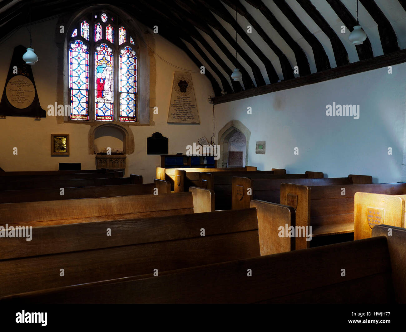 Interor tranquille de Saint Swithun-sur-l'église, Winchester avec de beaux vitraux fenêtre ouest. Banque D'Images