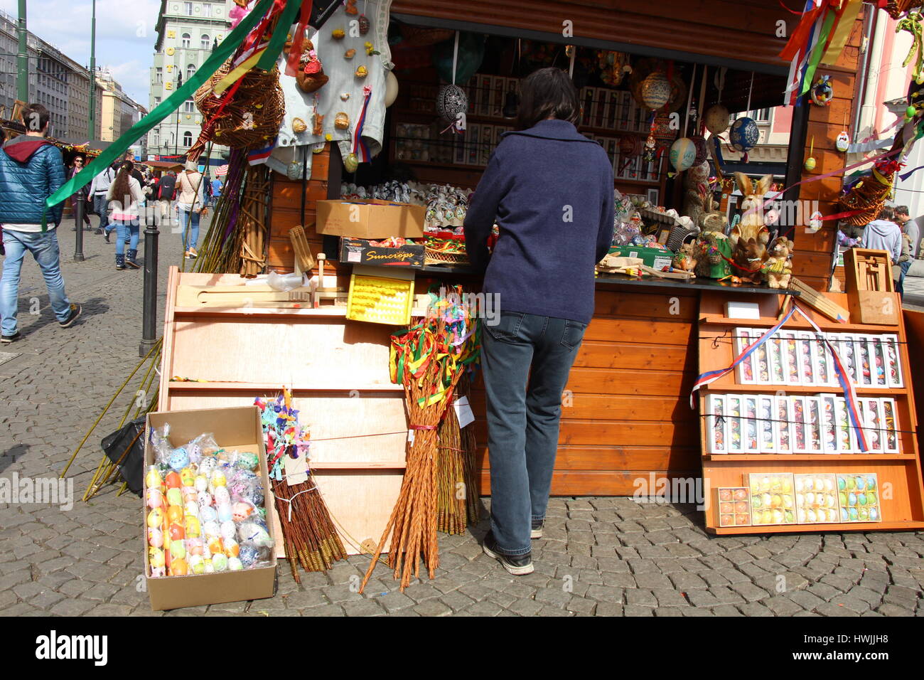 Un décrochage au coeur de Prague, République tchèque vend des articles de décoration de fête de Pâques à l'avance. Parmi les articles à vendre : les jeunes rameaux pussywillow. Banque D'Images