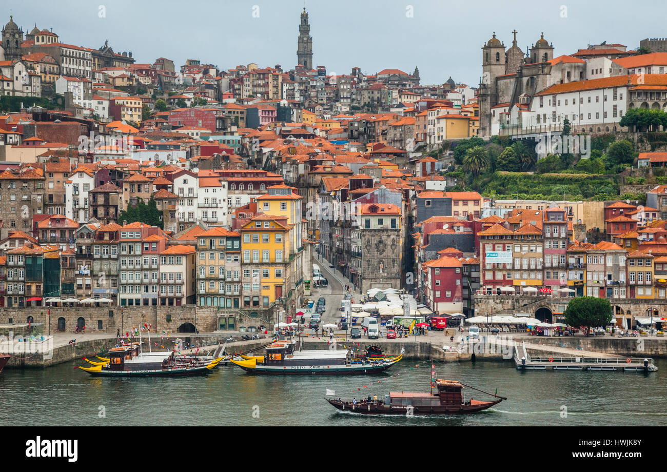 Portugal, région Norte, Porto, vue de la promenade Riverfront Cais da Ribeira et la place Ribeira à partie historique de Porto sur les rives du fleuve Douro r Banque D'Images