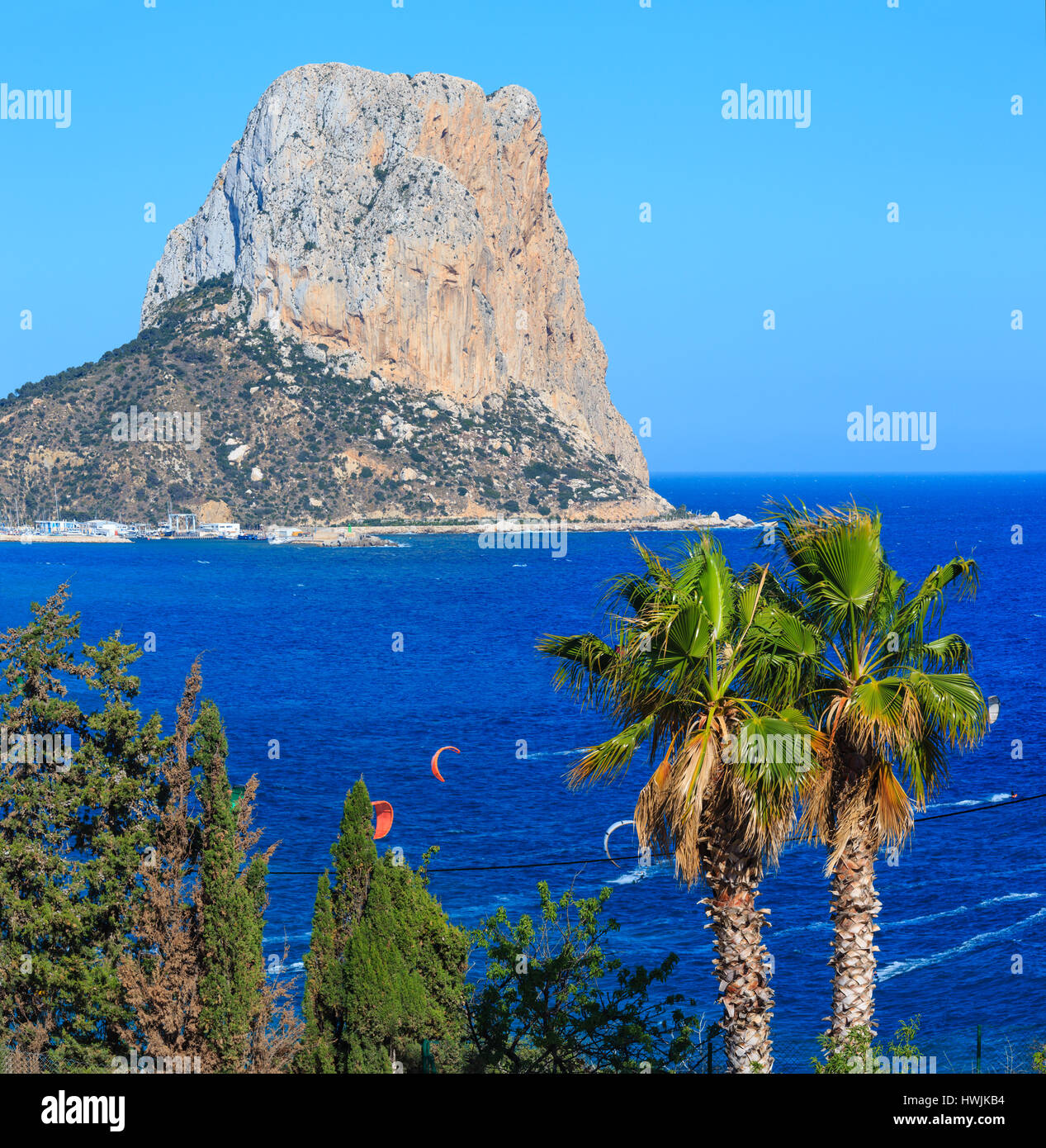 (Célèbre rocher Penon de Ifach de Calpe) ville à Costa Blanca (Valencia ...