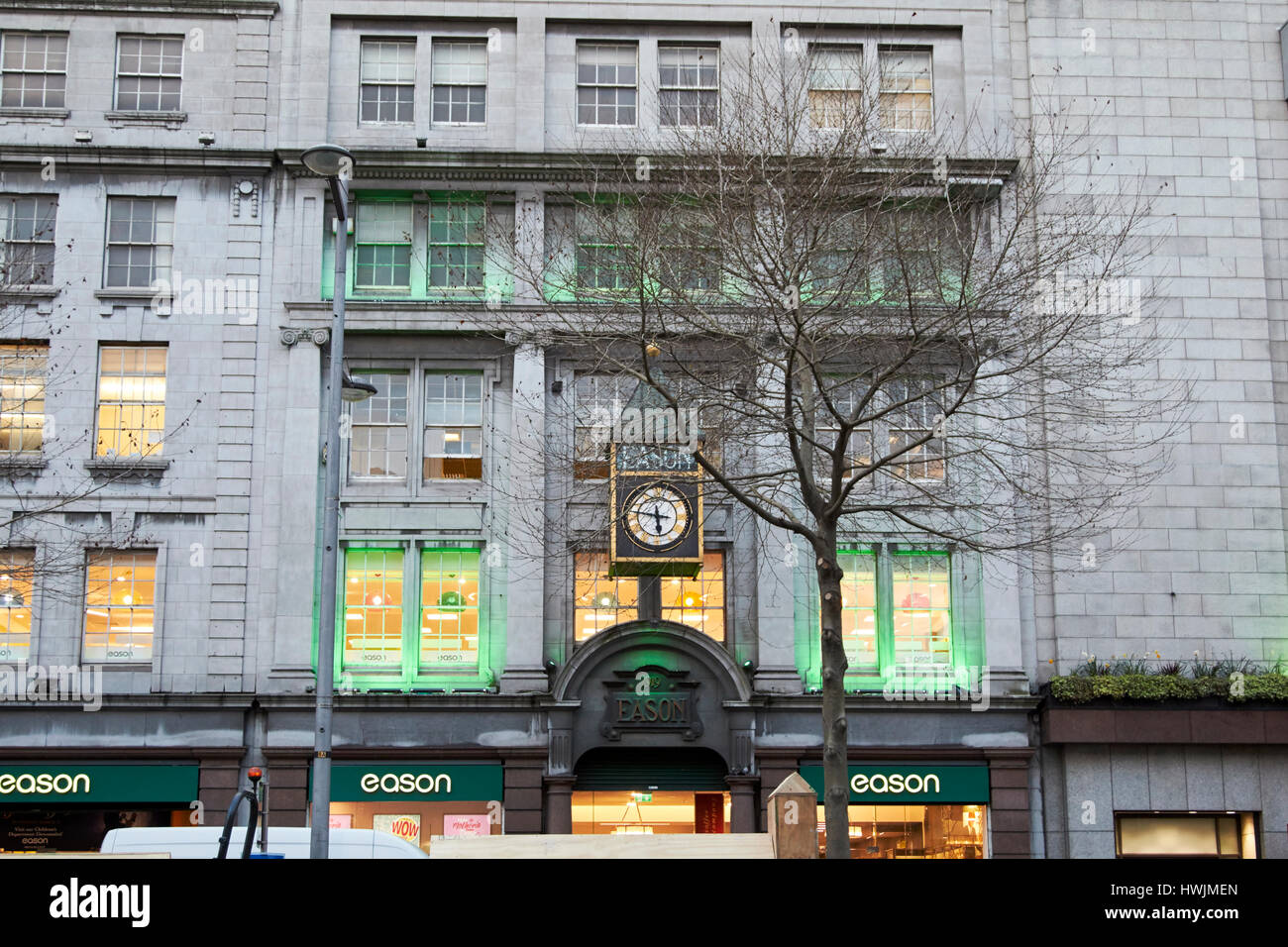 Eason horloge sur eason bâtiment dans oconnell street vert pour St Patricks day Dublin République d'Irlande Banque D'Images