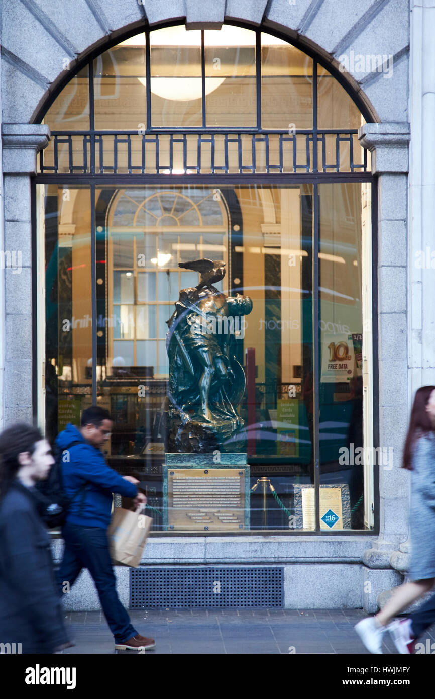 Les gens en passant devant la statue de cuchulainn dans la fenêtre de l'objet stratégie de Dublin République d'Irlande Banque D'Images