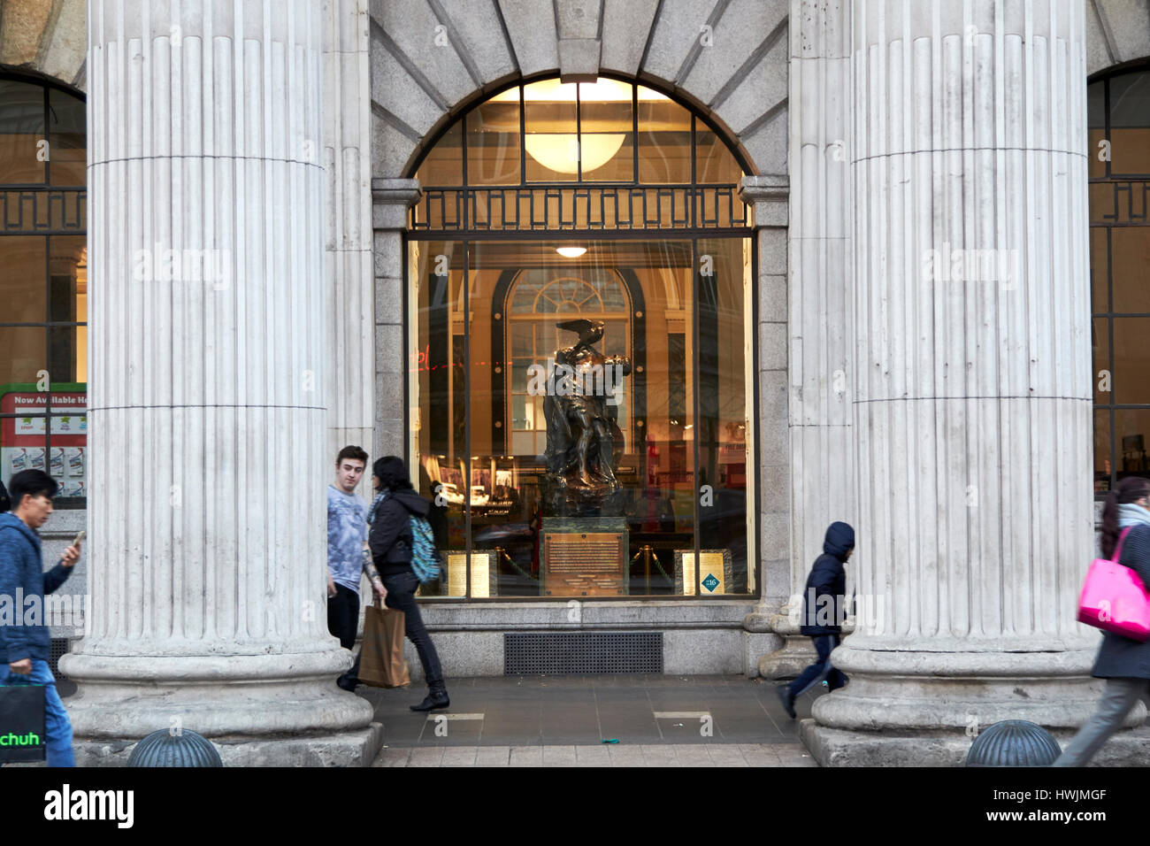 Les gens en passant devant la statue de cuchulainn dans la fenêtre de l'objet stratégie de Dublin République d'Irlande Banque D'Images