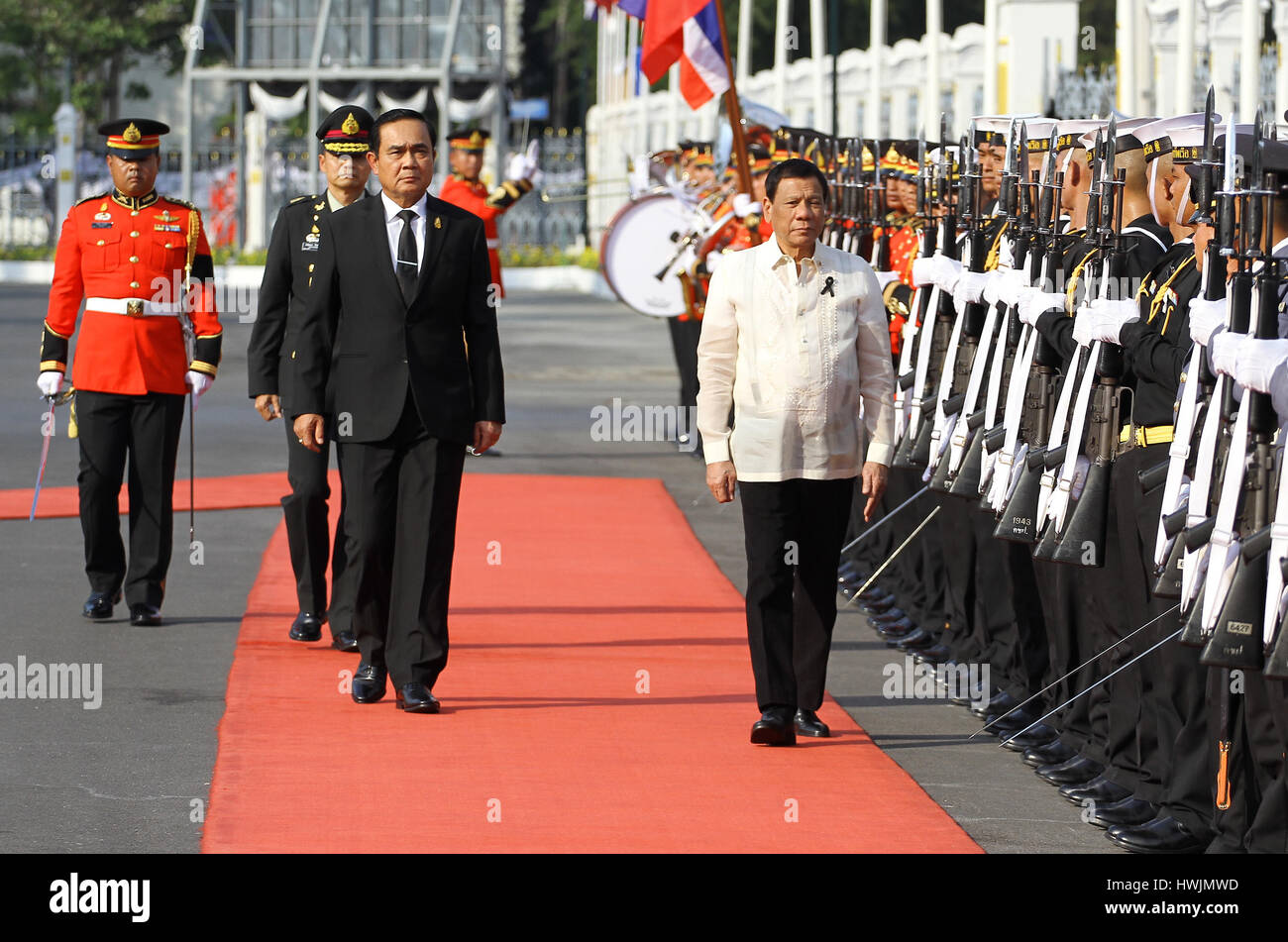 Bangkok, Thaïlande. Mar 21, 2017. Premier Ministre thaïlandais général Prayuth Chan-ocha bienvenue Rodrigo Duterte Roa, Président de la République des Philippines à l'Hôtel du Gouvernement à Bangkok au cours de la Roa Rodrigo Duterte Président et Premier Ministre thaïlandais général Prayuth Chan-ocha a prévu de tenir une réunion bilatérale, où ils sont attendus pour discuter des questions d'intérêt mutuel, y compris politiques, économiques, l'agriculture, l'énergie, l'éducation et la coopération en matière de défense. Credit : Vichan Poti/Pacific Press/Alamy Live News Banque D'Images