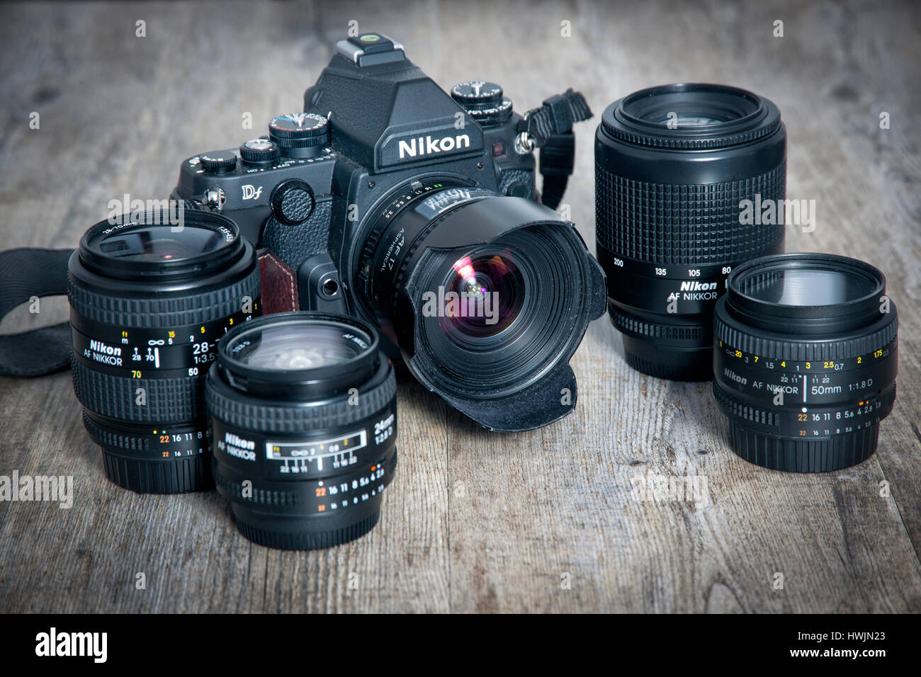 Appareil photo reflex numérique Nikon df et une sélection de lentilles. Rétro. Banque D'Images