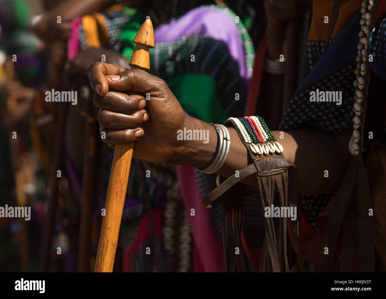 Femme tenant un bâton traditionnel avec une forme phallique au cours de la cérémonie dans le Borana système Gada, Oromia, tribu, l'Ethiopie Yabelo, Banque D'Images