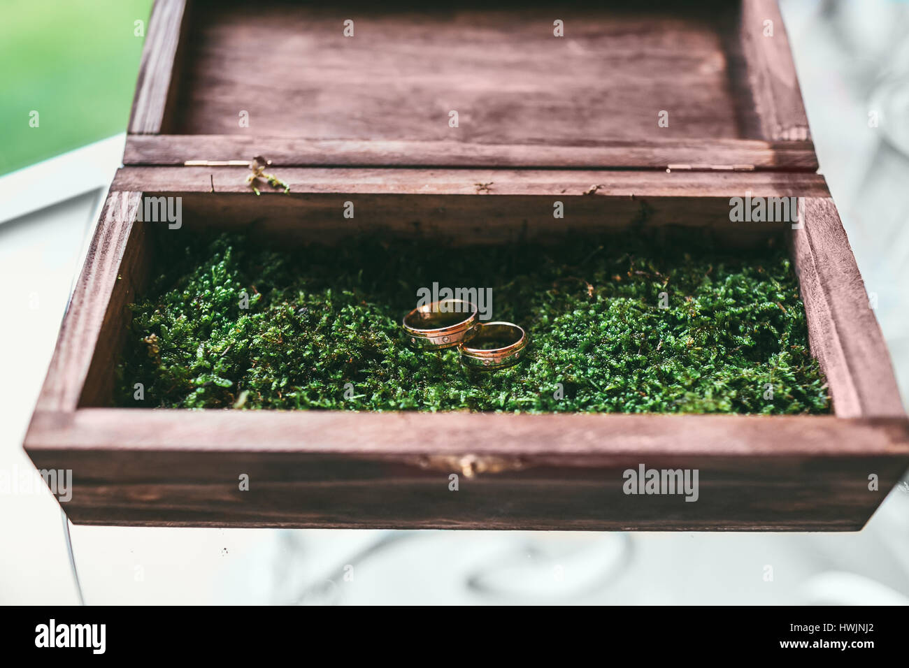 Beau mariage d'or à l'intérieur d'une boîte en bois vintage Banque D'Images