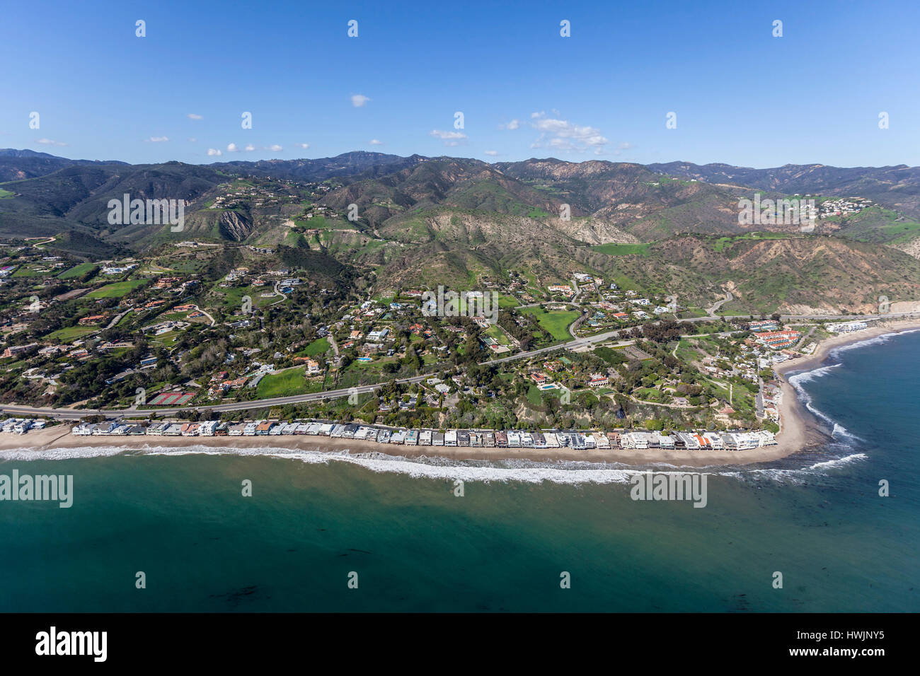 Vue aérienne de plages de Malibu, les maisons et les montagnes de Santa Monica en Californie du Sud. Banque D'Images