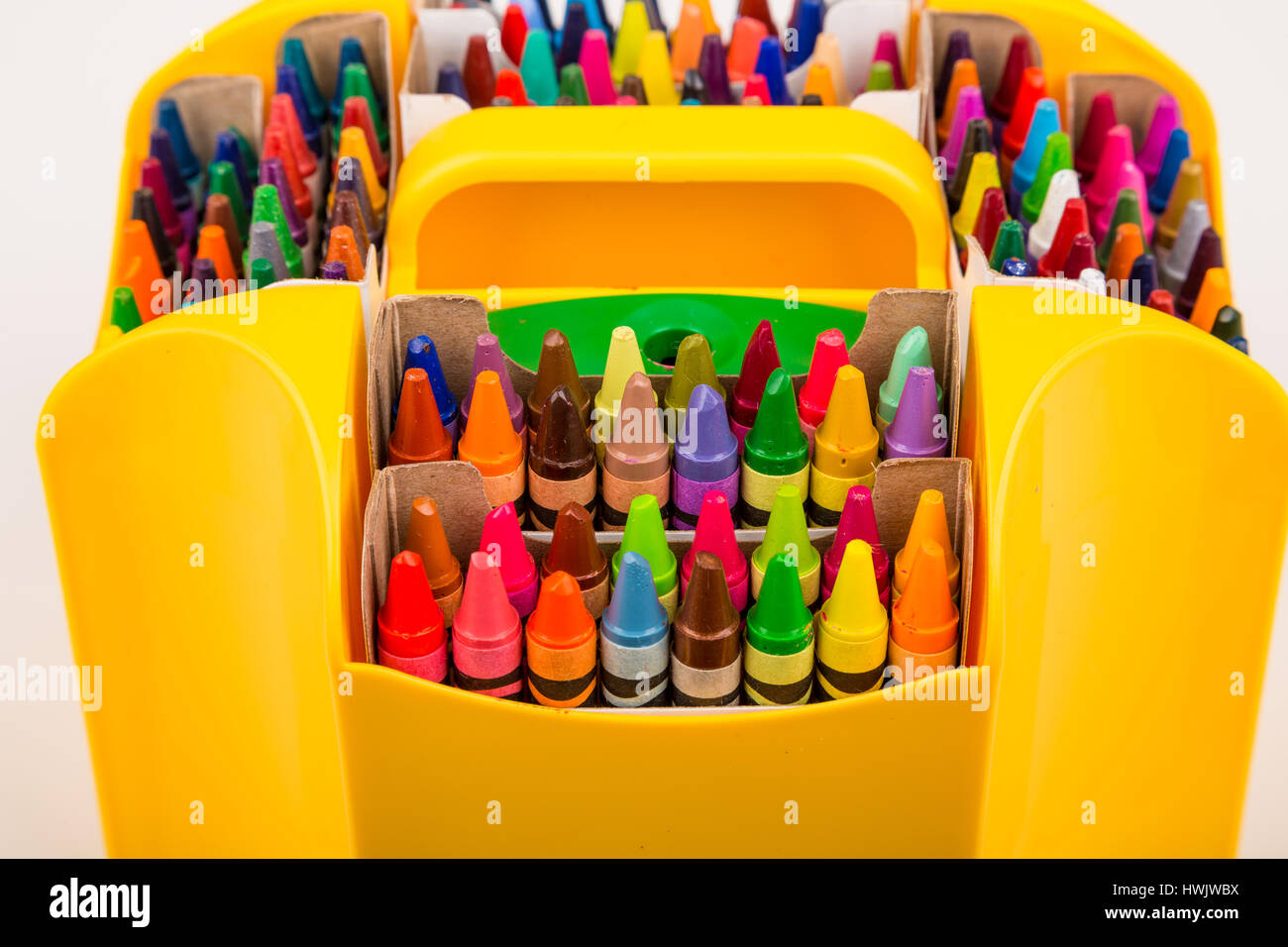 De nombreux crayons colorés en jaune Caddy Banque D'Images