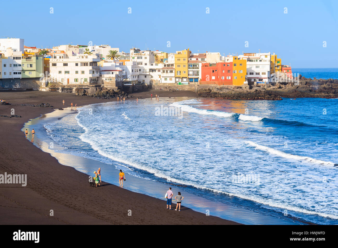 Vue sur la plage et maisons colorées à Puerto de la Cruz, Tenerife island ville, Espagne Banque D'Images