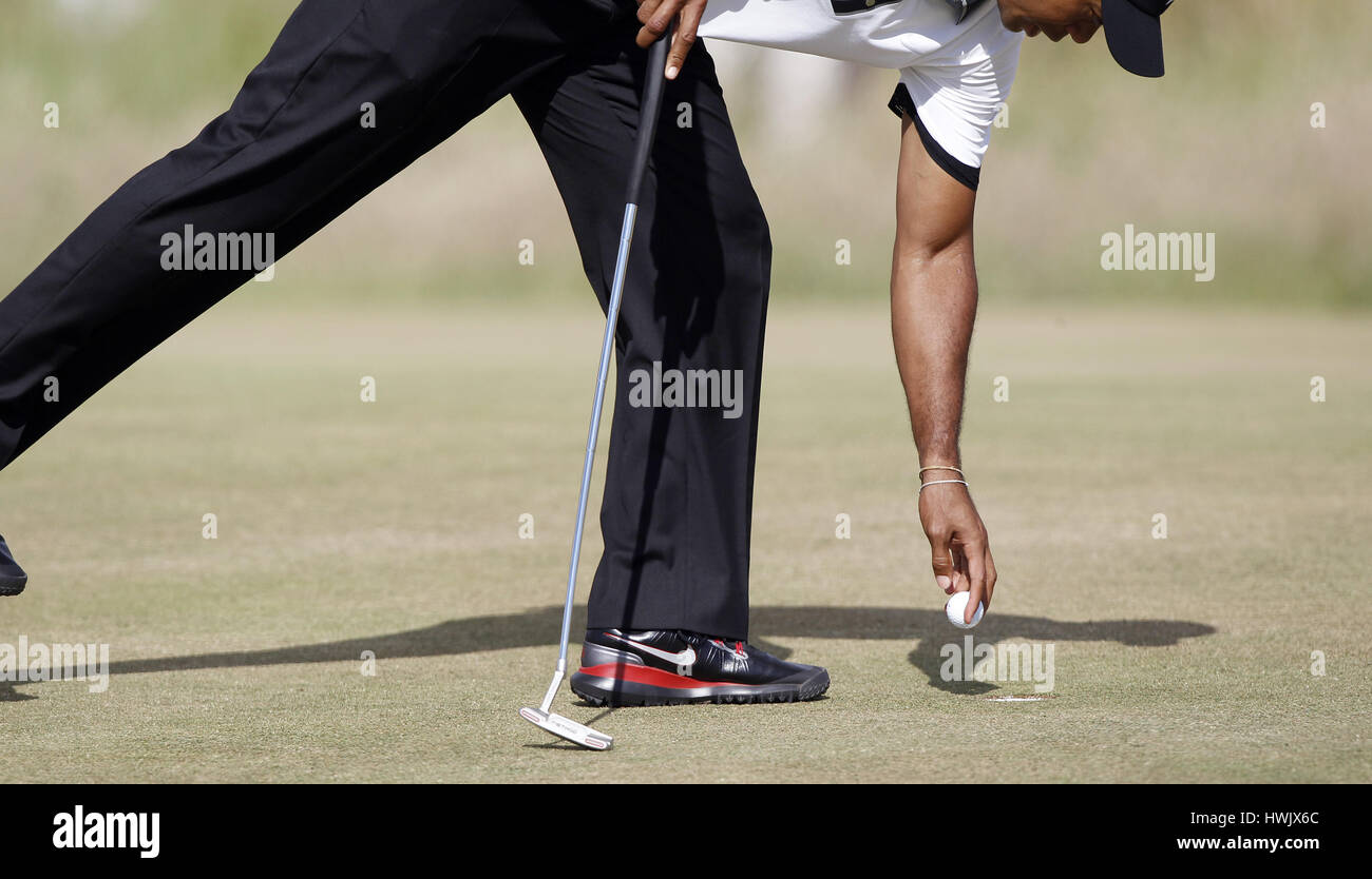 Balle de golf PRÉPARATION HORS DU TROU L'OUVRIR LE CHAMPIONNAT OUVERT MUIRFIELD EAST LOTHIAN EN ÉCOSSE LE 18 JUILLET 2013 Banque D'Images