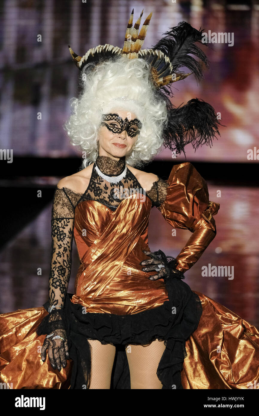 Actrice Victoria Abril, marche le piste de l'Andres Sarda montrer lors de la Mercedes-Benz Madrid Fashion Week Automne/Hiver 2017 Avec : Victoria Abril Où : Madrid, Espagne Quand : 18 Feb 2017 Banque D'Images