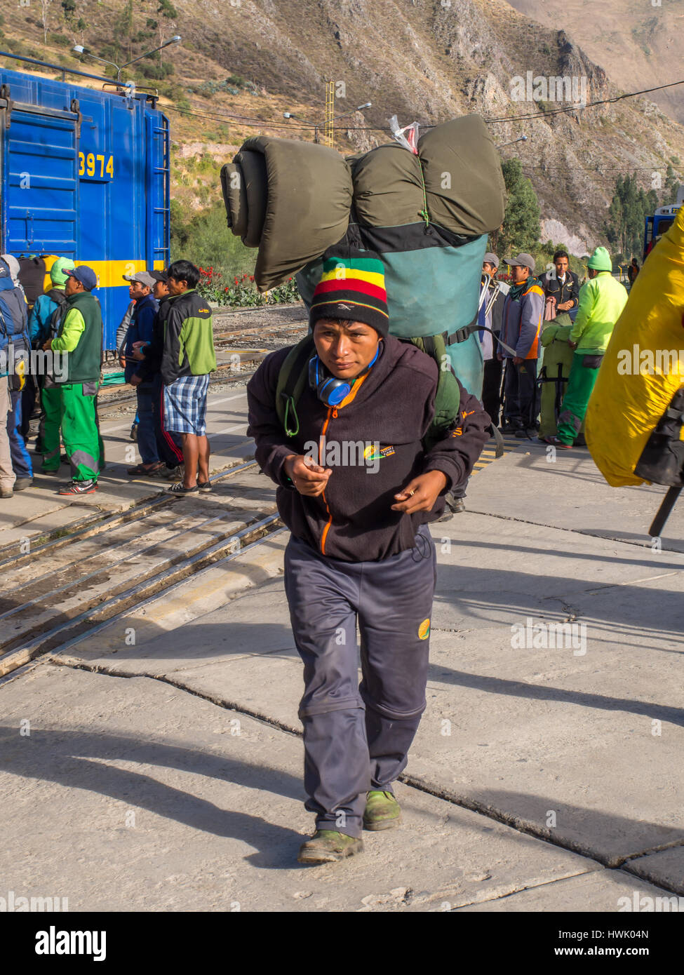 Ollantaytambo, Pérou - 13 mai 2016 : les populations locales au débarquement le PeruRail train à Ollantaytambo. Banque D'Images