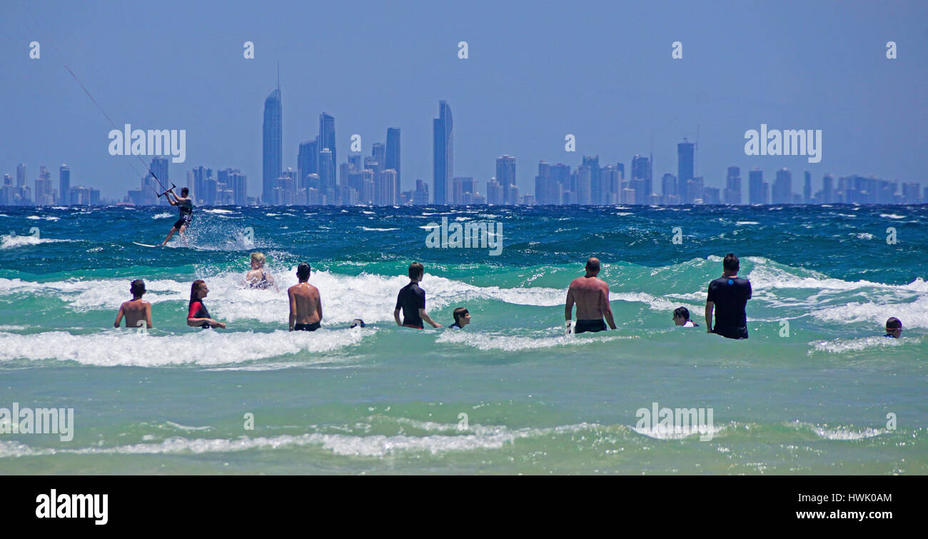 Toits de Surfer's Paradise à partir de la plage de Coolangatta, Queensland, Australie. Banque D'Images