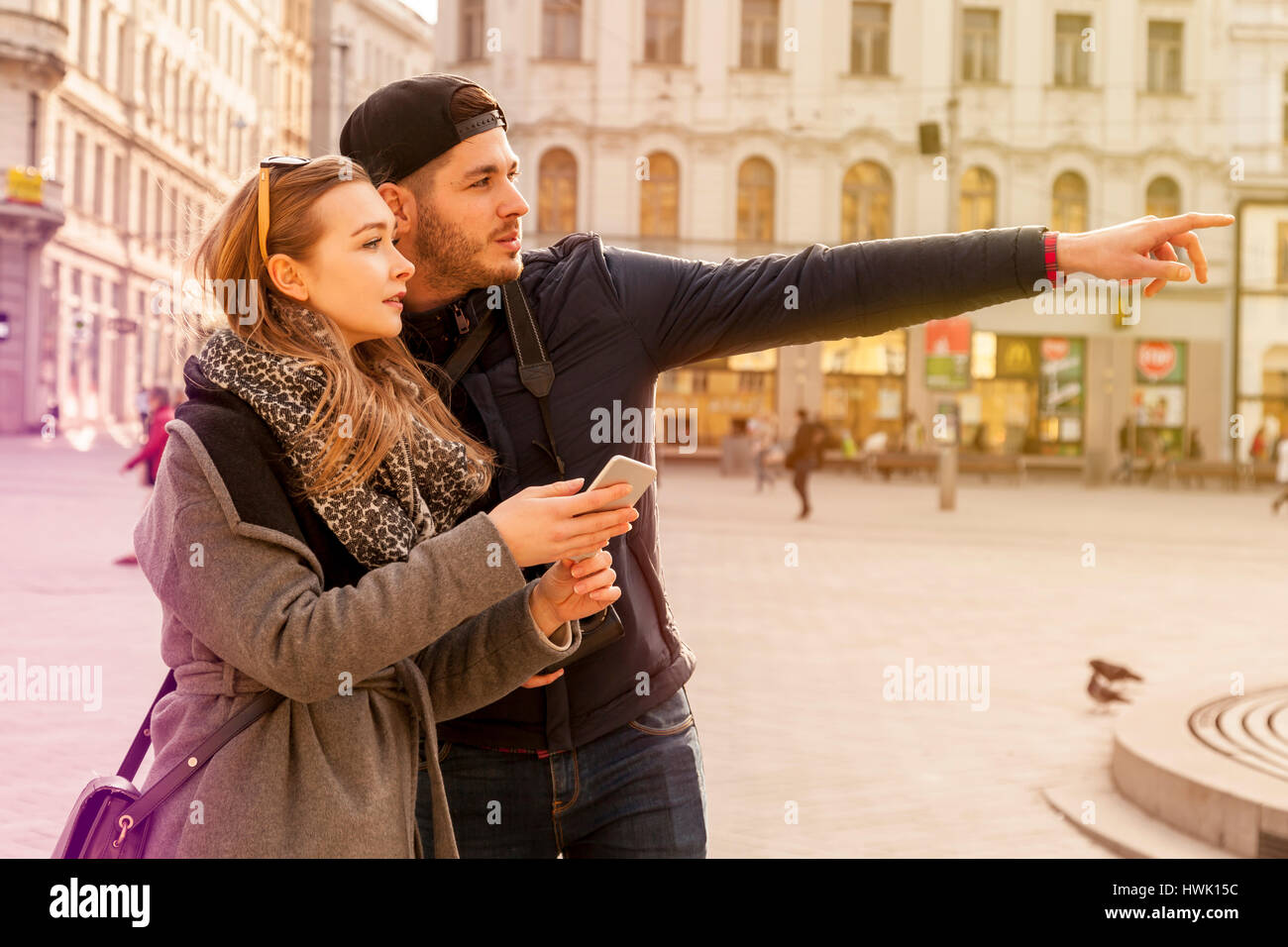 Couple de touristes à Prague ont perdu leur orientation dans les rues et ont besoin d'utiliser le gadget avec app navigation Recherche de sites et valeur culturelle Banque D'Images