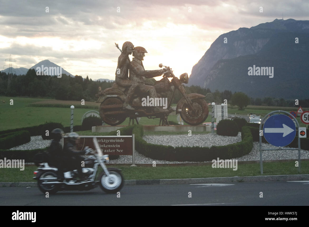 Lac de Faak (See), l'Autriche - 06 septembre 2015 - acier monument d'une bicyclette couple sur une Harley-Davidson sur Rosental Strasse. Banque D'Images