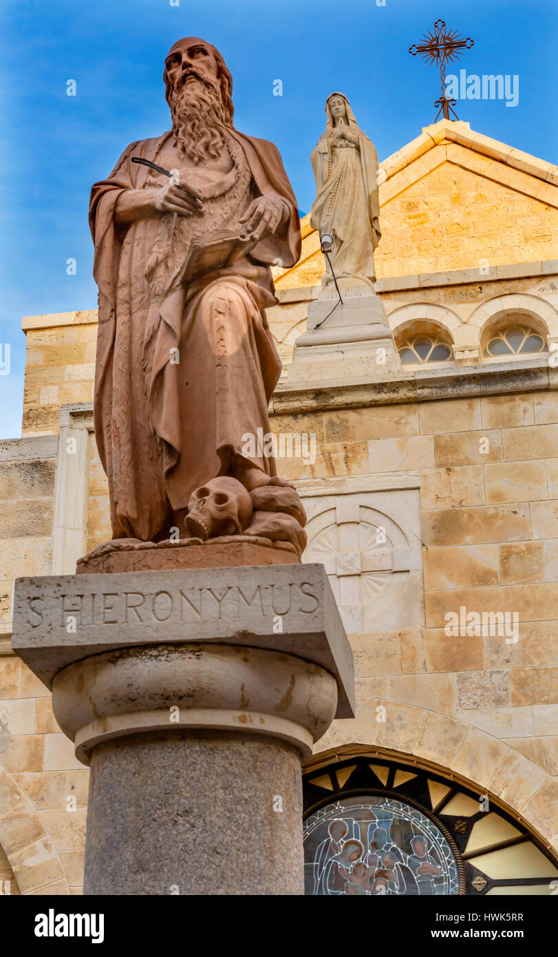 Statue de Saint Jérôme l'église Sainte Catherine Eglise de la nativité Bethléem Cisjordanie Palestine. Saint Jérôme a vécu à Bethléem 384 AD. Première personne Banque D'Images
