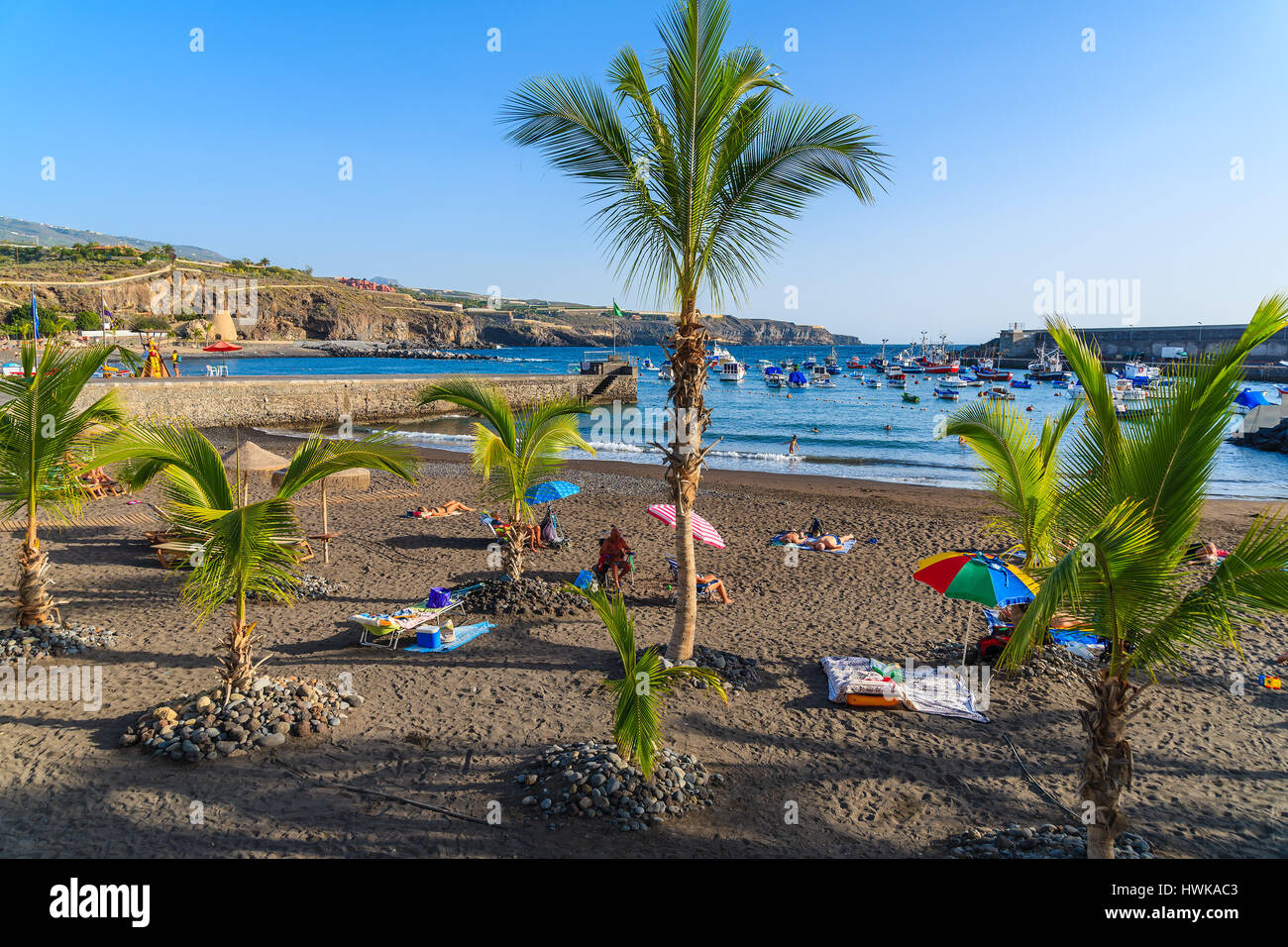 Plage de SAN JUAN, l'ÎLE DE TENERIFE - NOV 15, 2015 : les gens se détendre sur une plage magnifique avec des palmiers à San Juan, ville côtière de l'île de Ténérife, Espagne. Banque D'Images